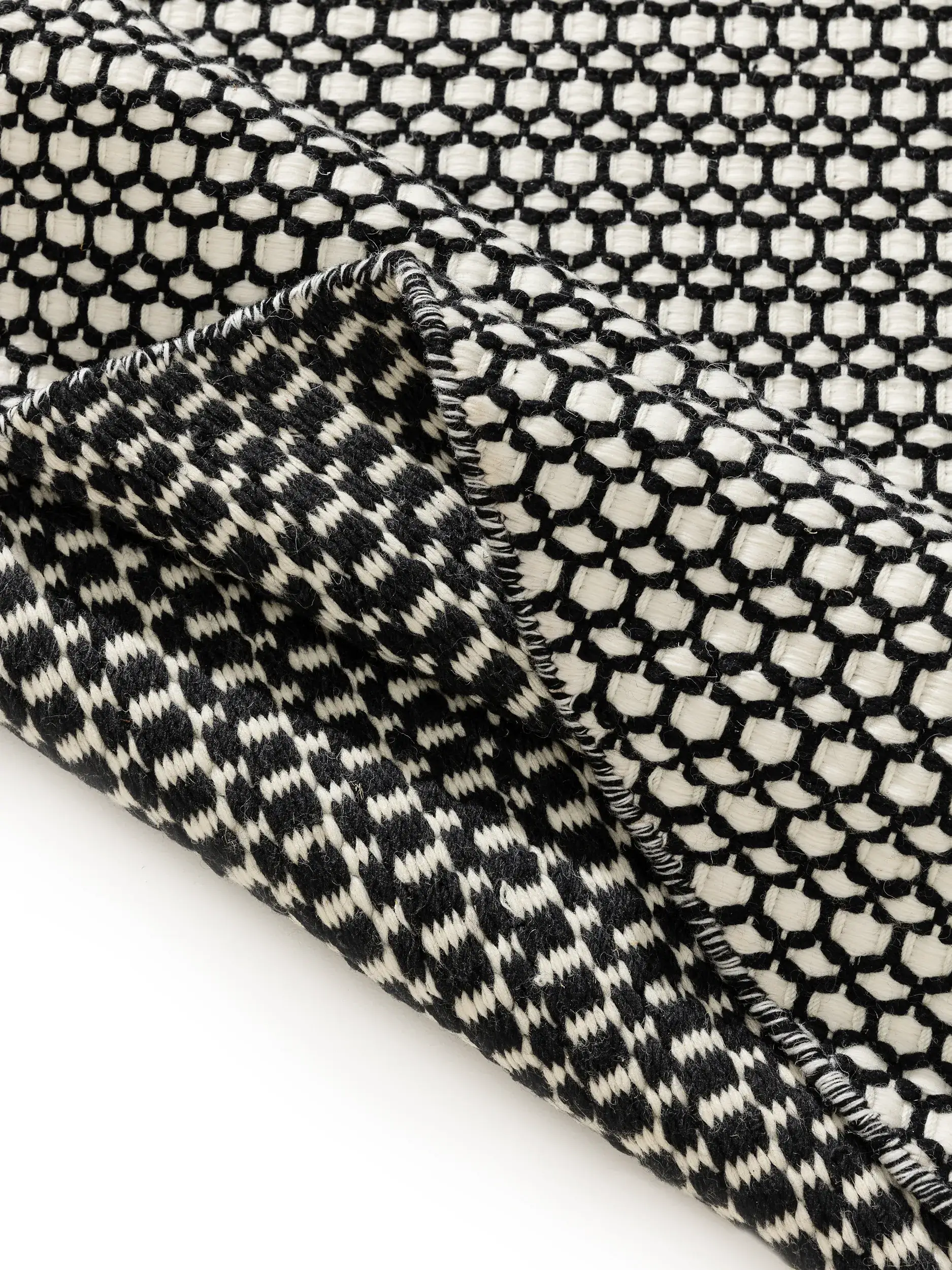 Teppich aus 100% Wolle (aus Neuseeland) in Schwarz mit 100% Wolle (aus Neuseeland) hohem Flor von benuta Finest