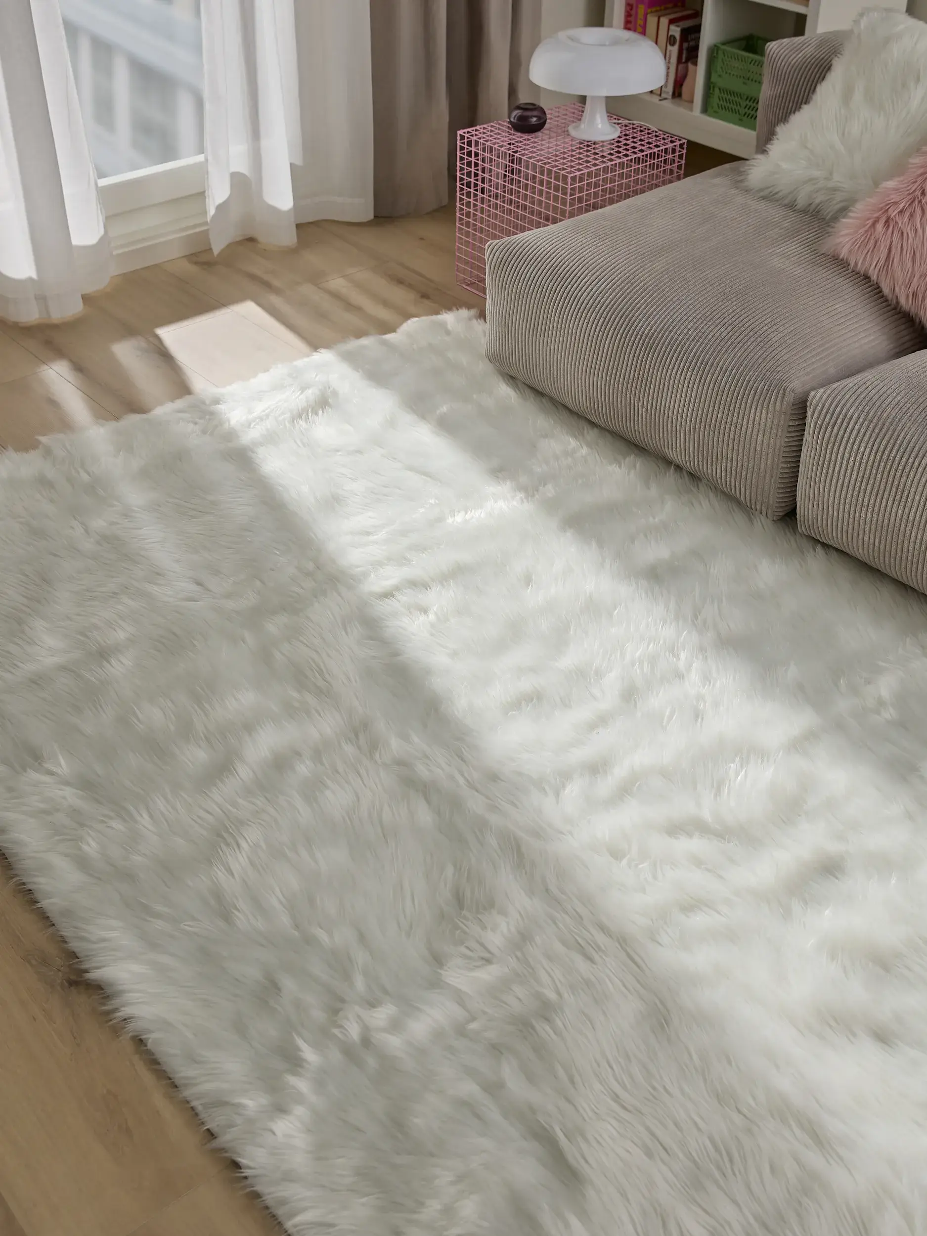 Matto 70% Polyacryl, 30% Polyestera värissä Weiß 70% Polyacryl, 30% Polyester korkealla nukalla merkiltä benuta Pop