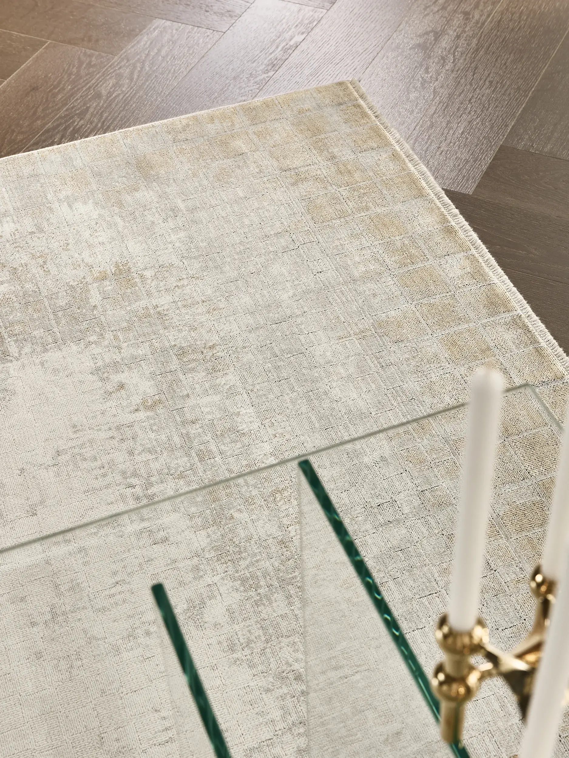 Teppich aus 60% Viskose, 40% Polyacryl (Chenille) in Grau mit 60% Viskose, 40% Polyacryl (Chenille) hohem Flor von benuta Finest
