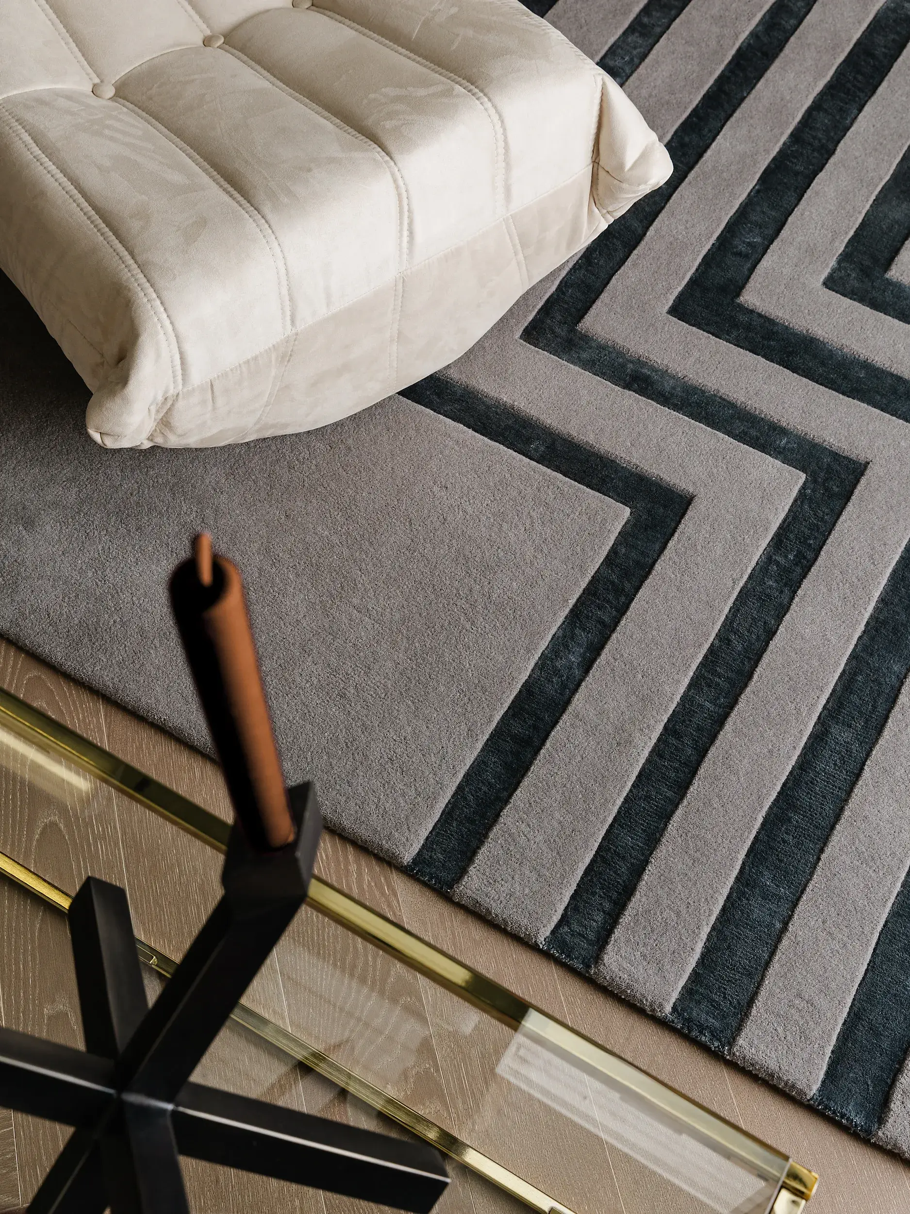 Teppich aus 70% Wolle, 30% Lyocell (Tencel™) in Grau mit 70% Wolle, 30% Lyocell (Tencel™) hohem Flor von benuta Finest