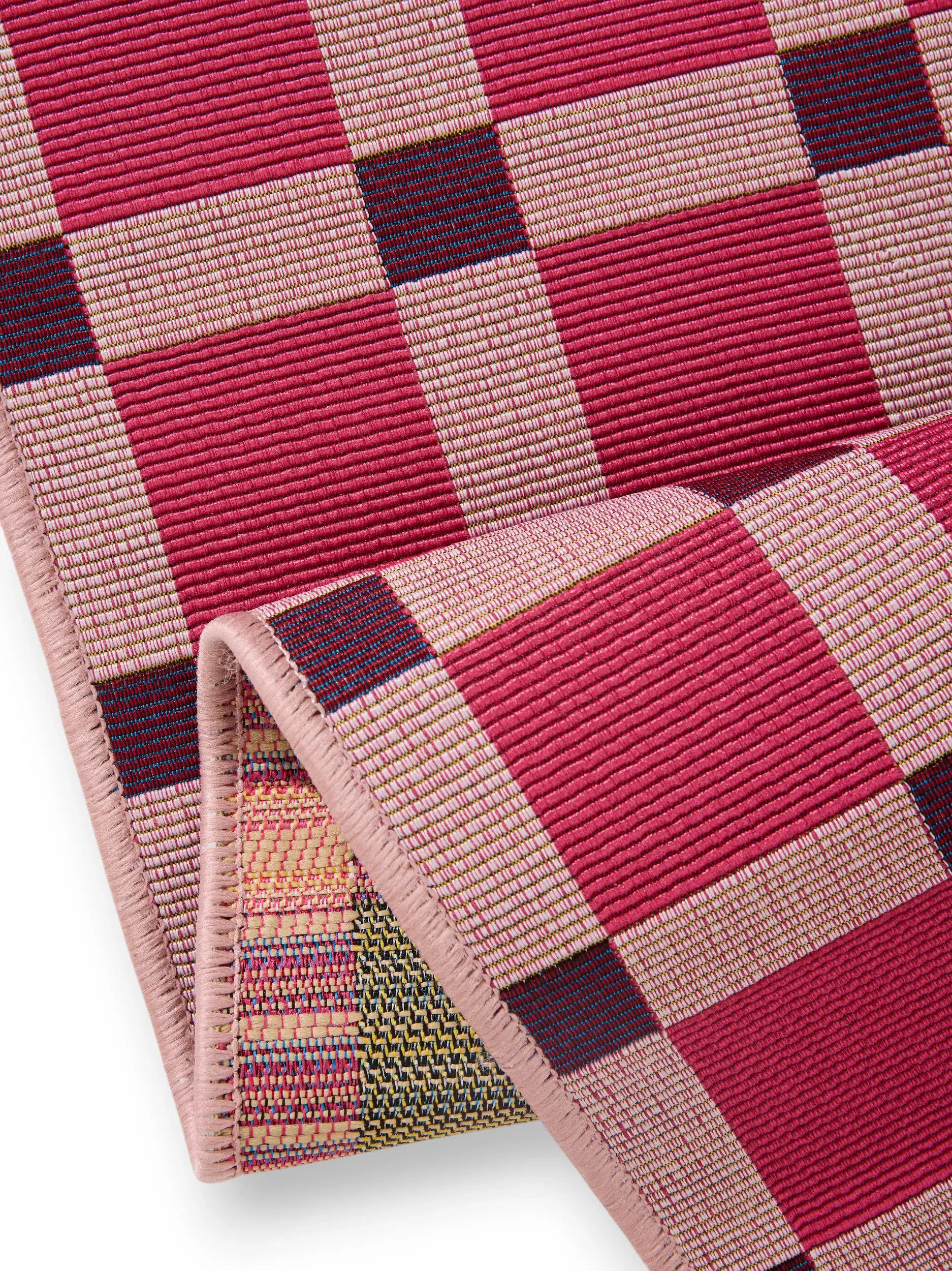 Rug made of 76% Polypropylen, 23% Polyester, 1% Latex in Rosa with a 76% Polypropylen, 23% Polyester, 1% Latex high pile by benuta Pop