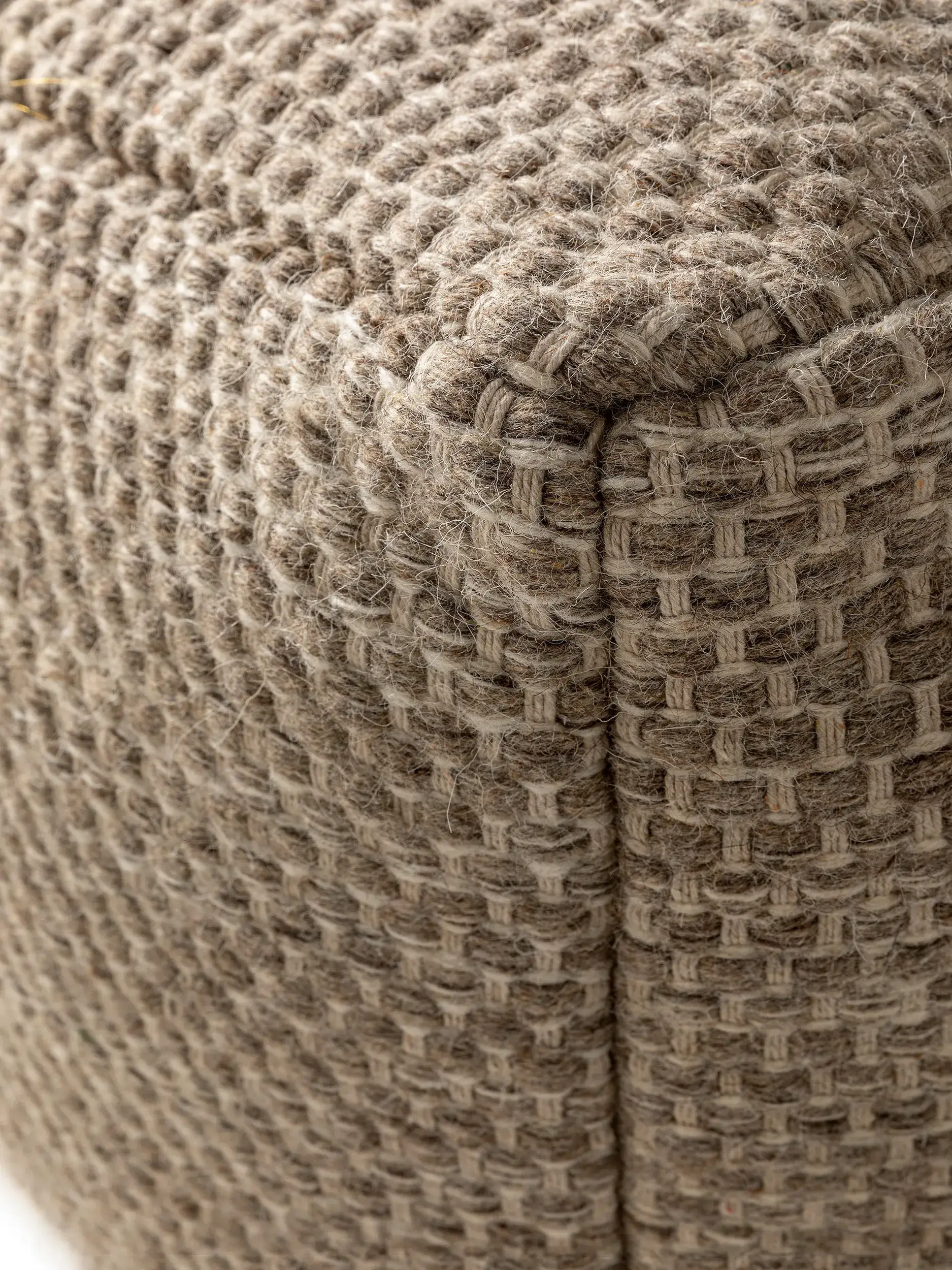 Handgefertigter Woll-Pouf Rocco Taupe im Design Einfarbig aus 80% Wolle, 20% Baumwolle von benuta Pure