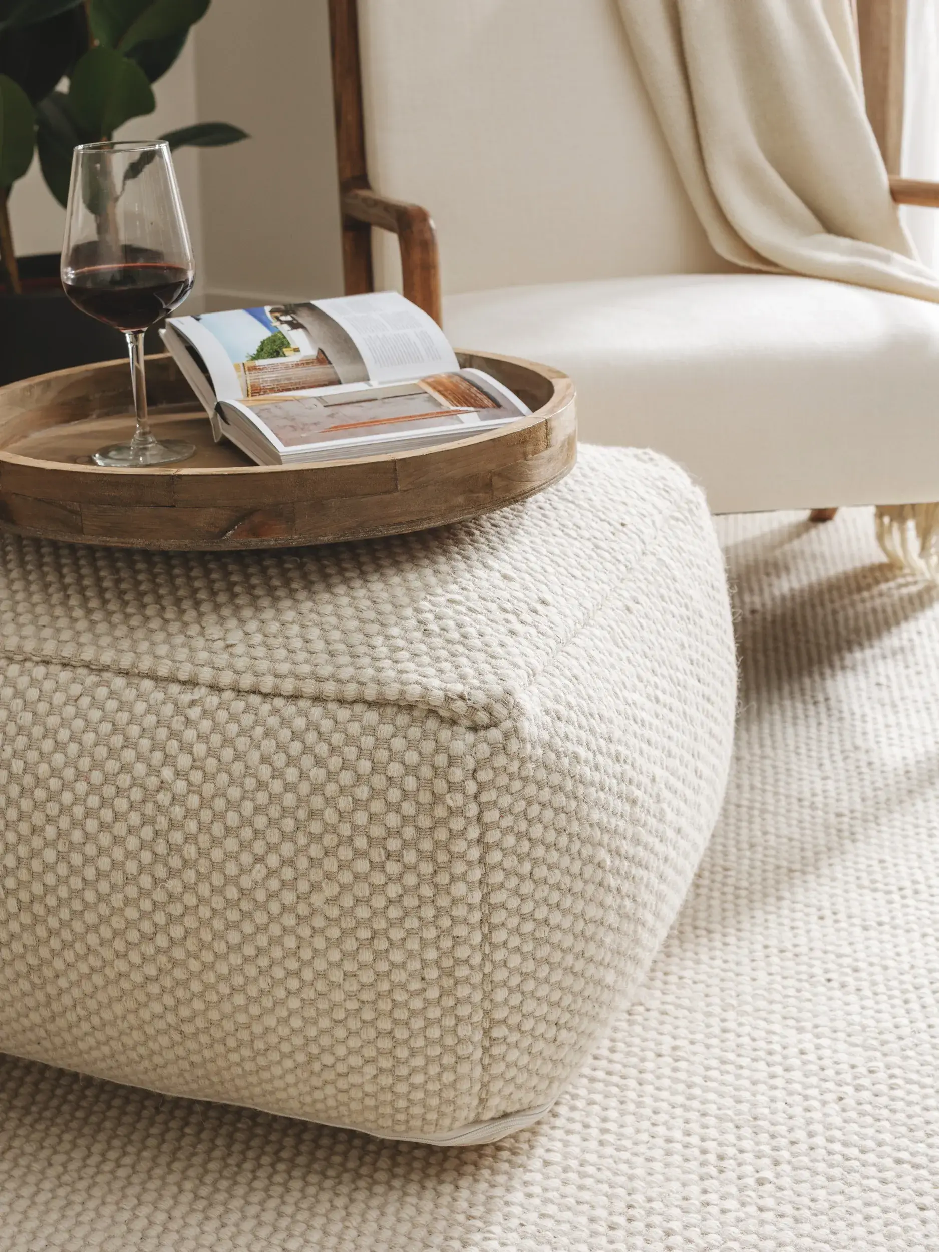 Handgefertigter Woll-Pouf Rocco Weiß in Einfarbig design made of 80% wool, 20% cotton by benuta Pure