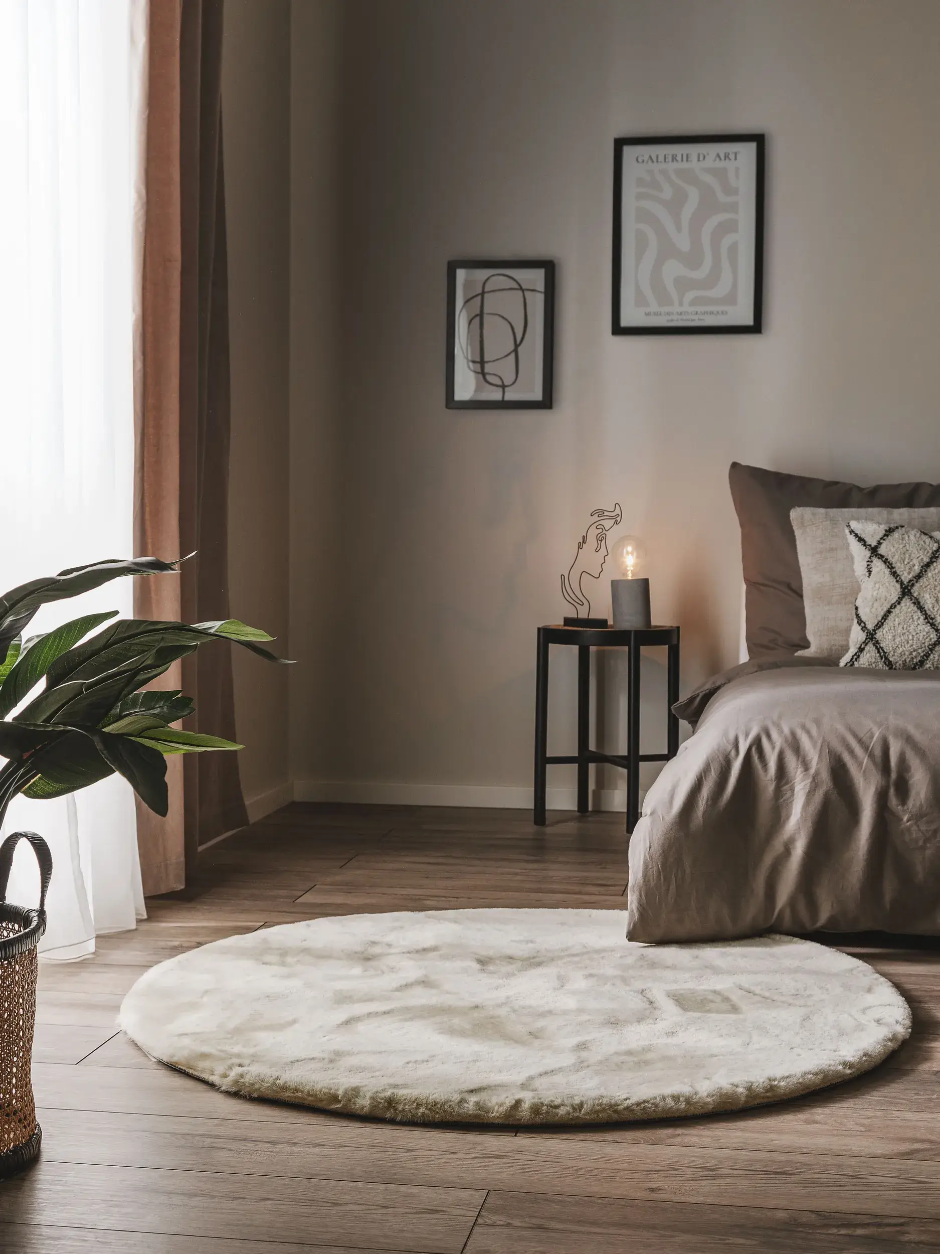 Teppich aus 100% Polyester in Beige mit 100% Polyester hohem Flor von benuta Nest