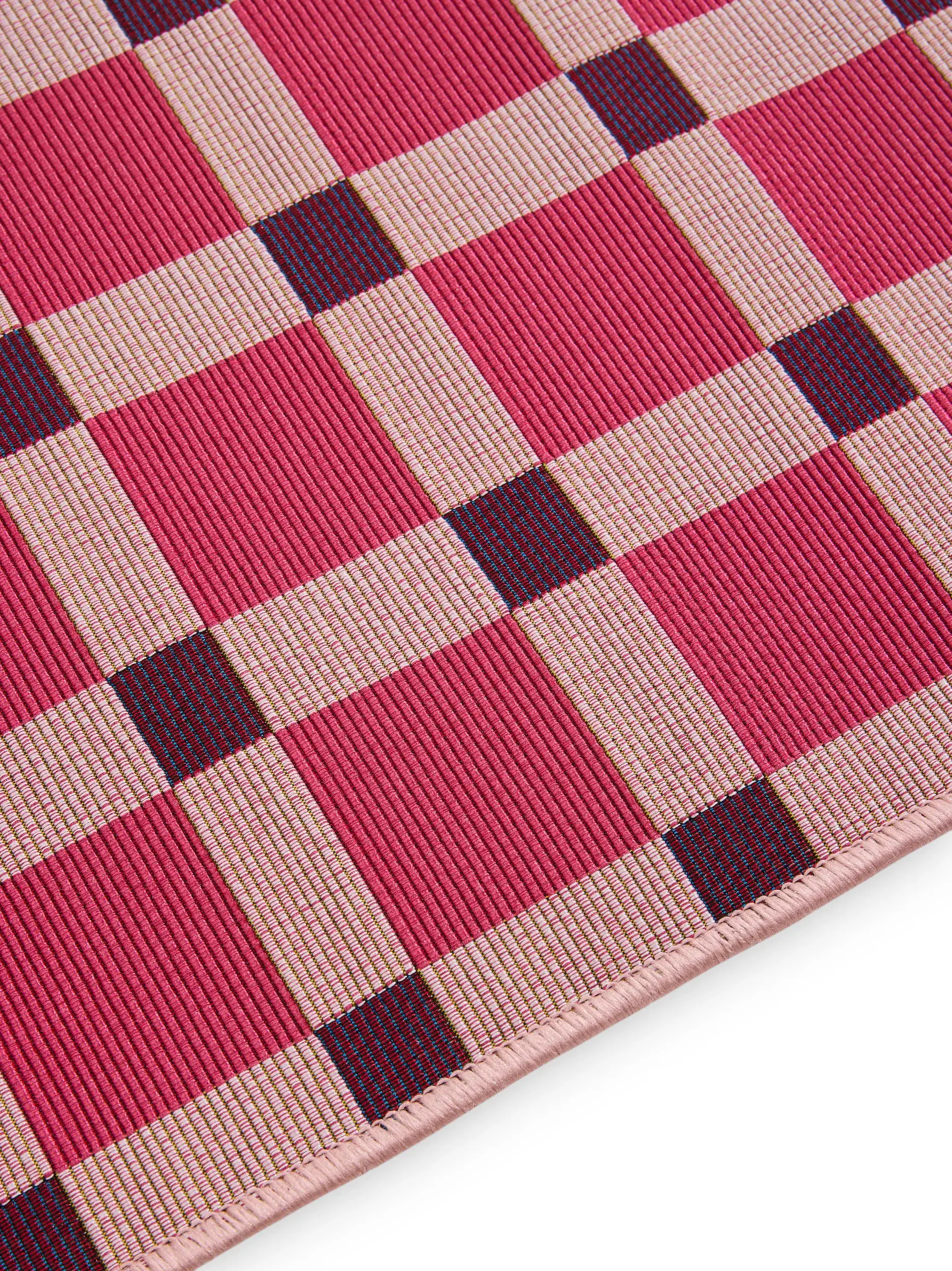 Rug made of 76% Polypropylen, 23% Polyester, 1% Latex in Rosa with a 76% Polypropylen, 23% Polyester, 1% Latex high pile by benuta Pop