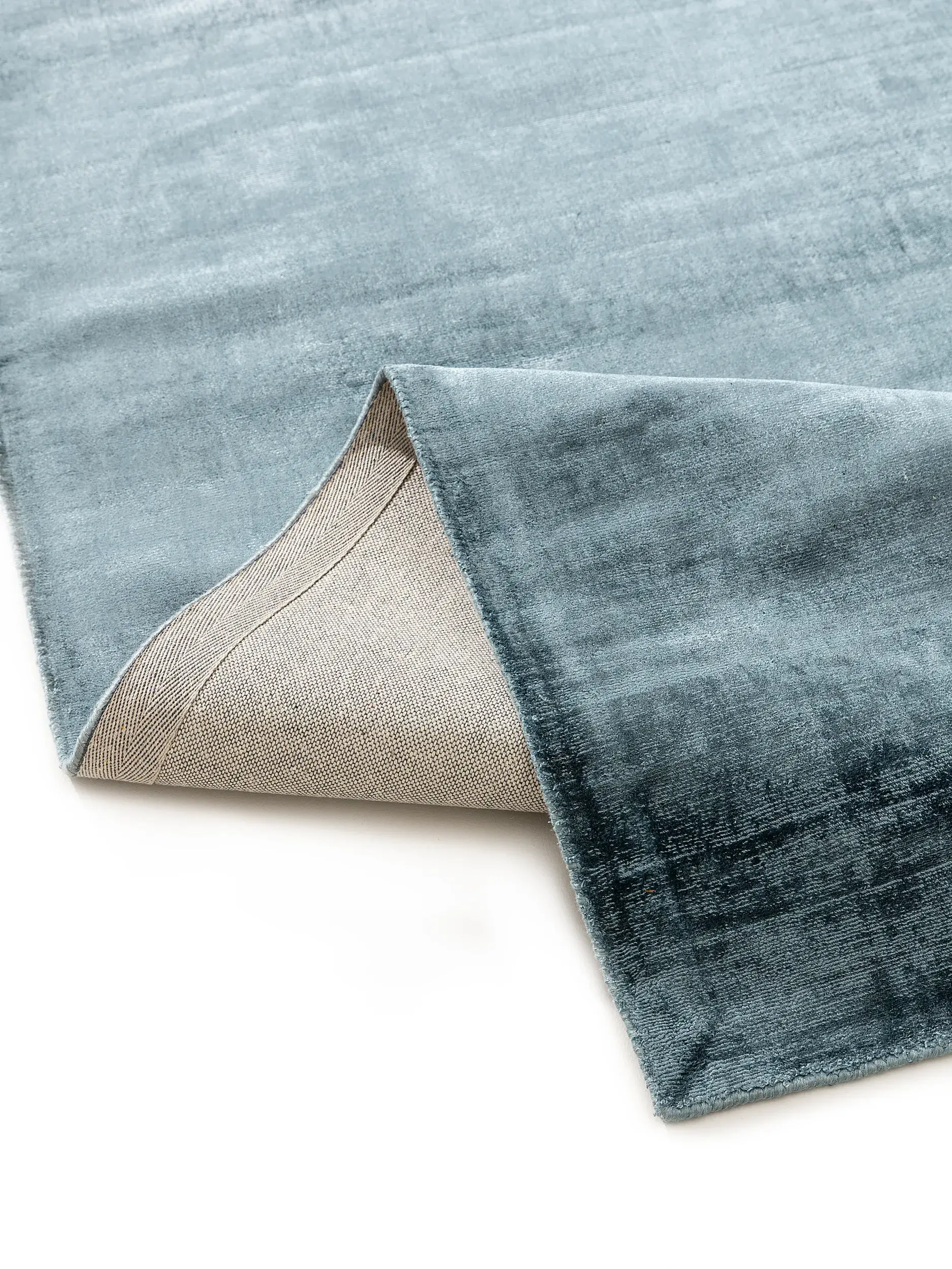 Teppich aus 100% Viskose in Blau mit 100% Viskose hohem Flor von benuta Pure