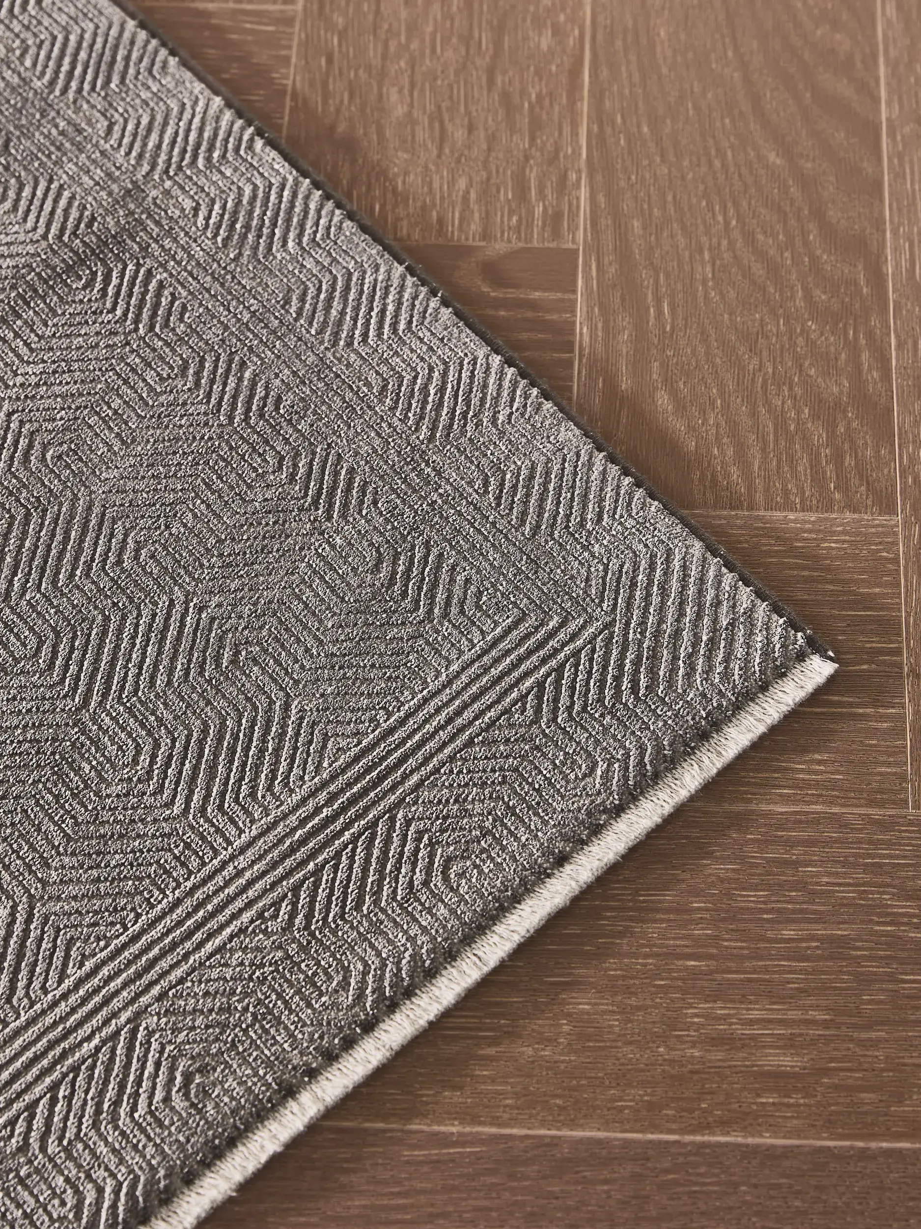 Teppich aus 60% Viskose, 40% Polyacryl (Chenille) in Grau mit 60% Viskose, 40% Polyacryl (Chenille) hohem Flor von benuta Finest