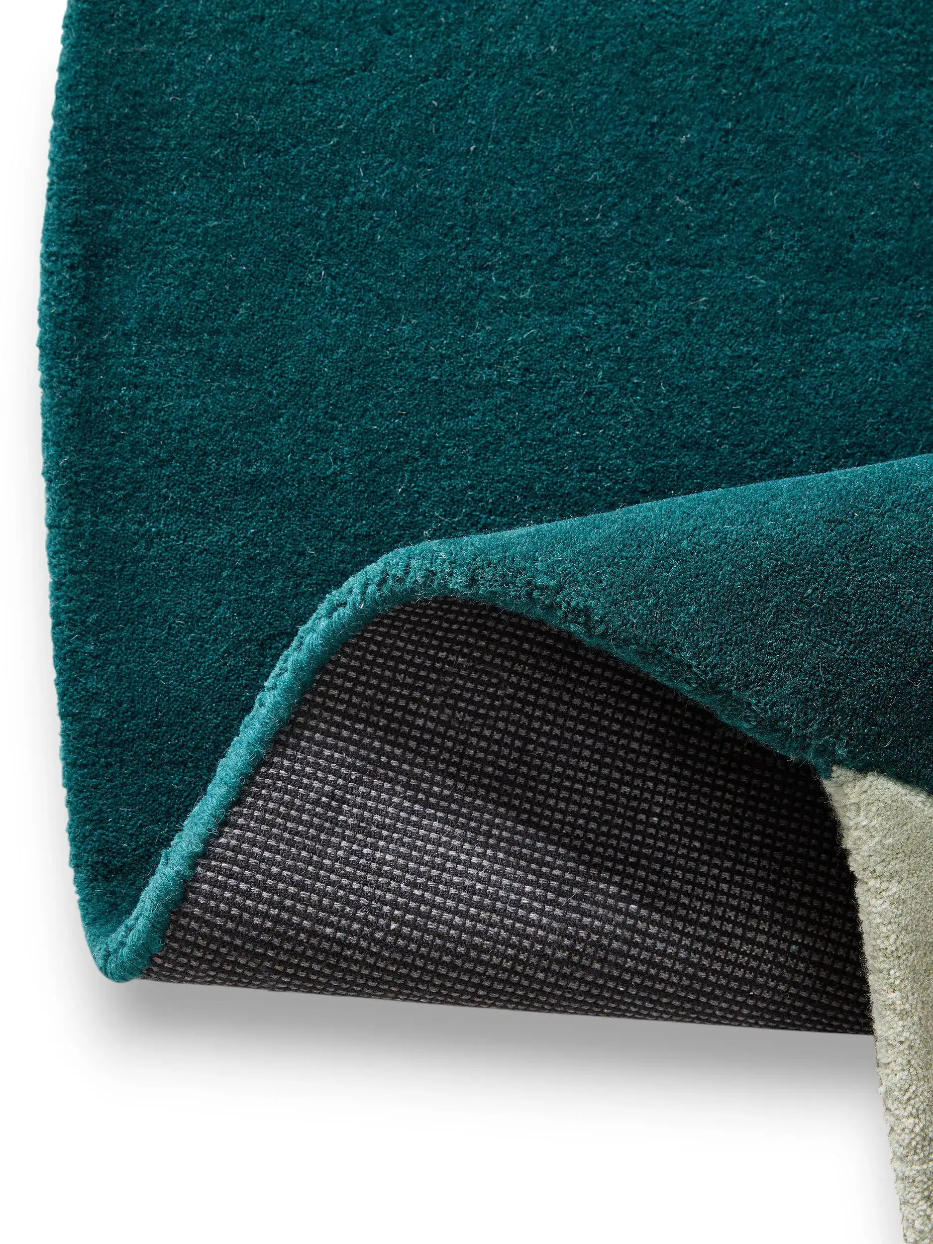 Rug made of 97% Wool, 3% Lyocell (TENCEL™) in Green with a 97% Wool, 3% Lyocell (TENCEL™) high pile by benuta Finest