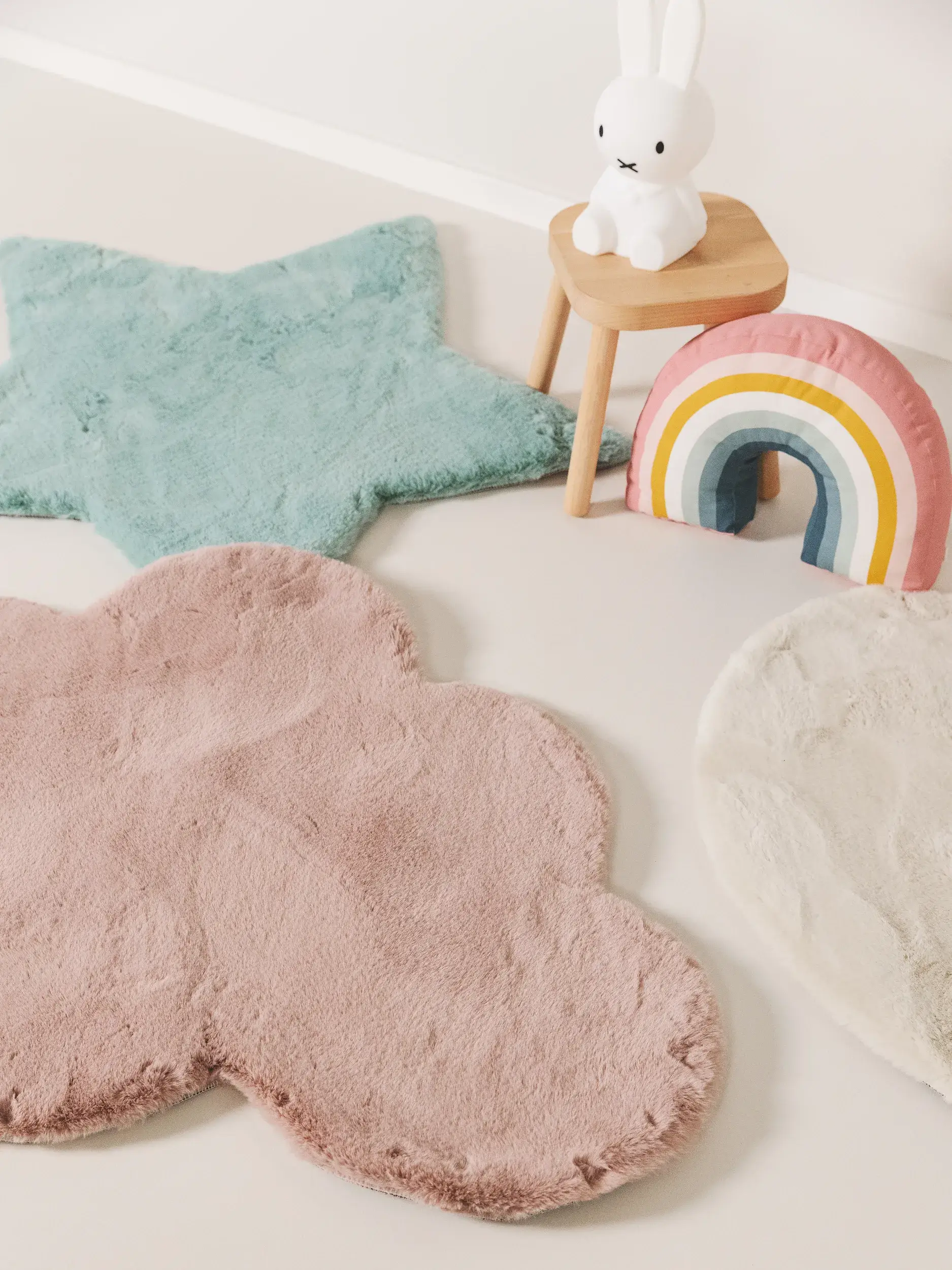 Rug made of 100% Polyester in Rosa with a 100% Polyester high pile by Lytte