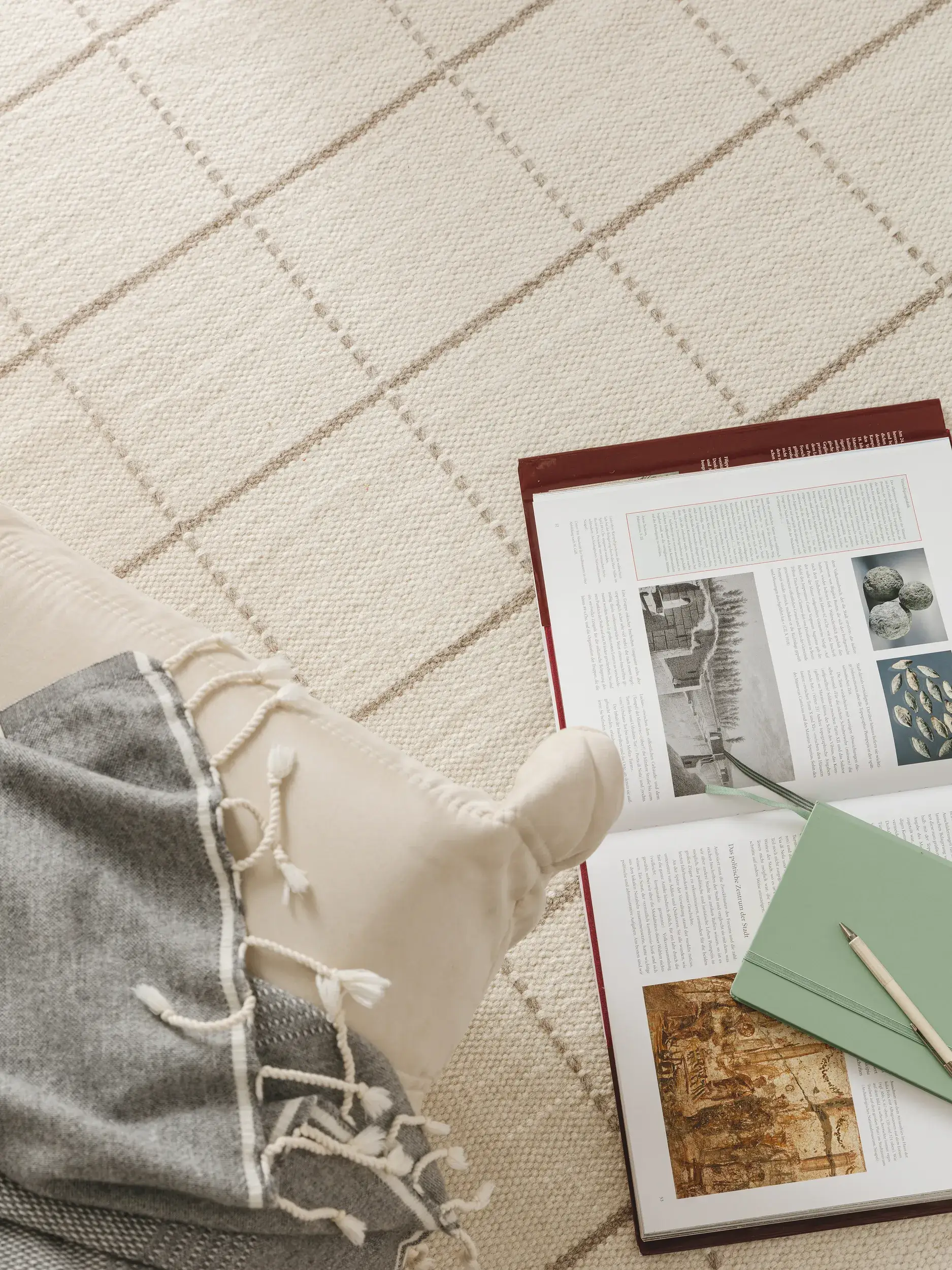 Teppich aus 90% Wolle, 10% Baumwolle in Beige mit 90% Wolle, 10% Baumwolle hohem Flor von benuta Pure