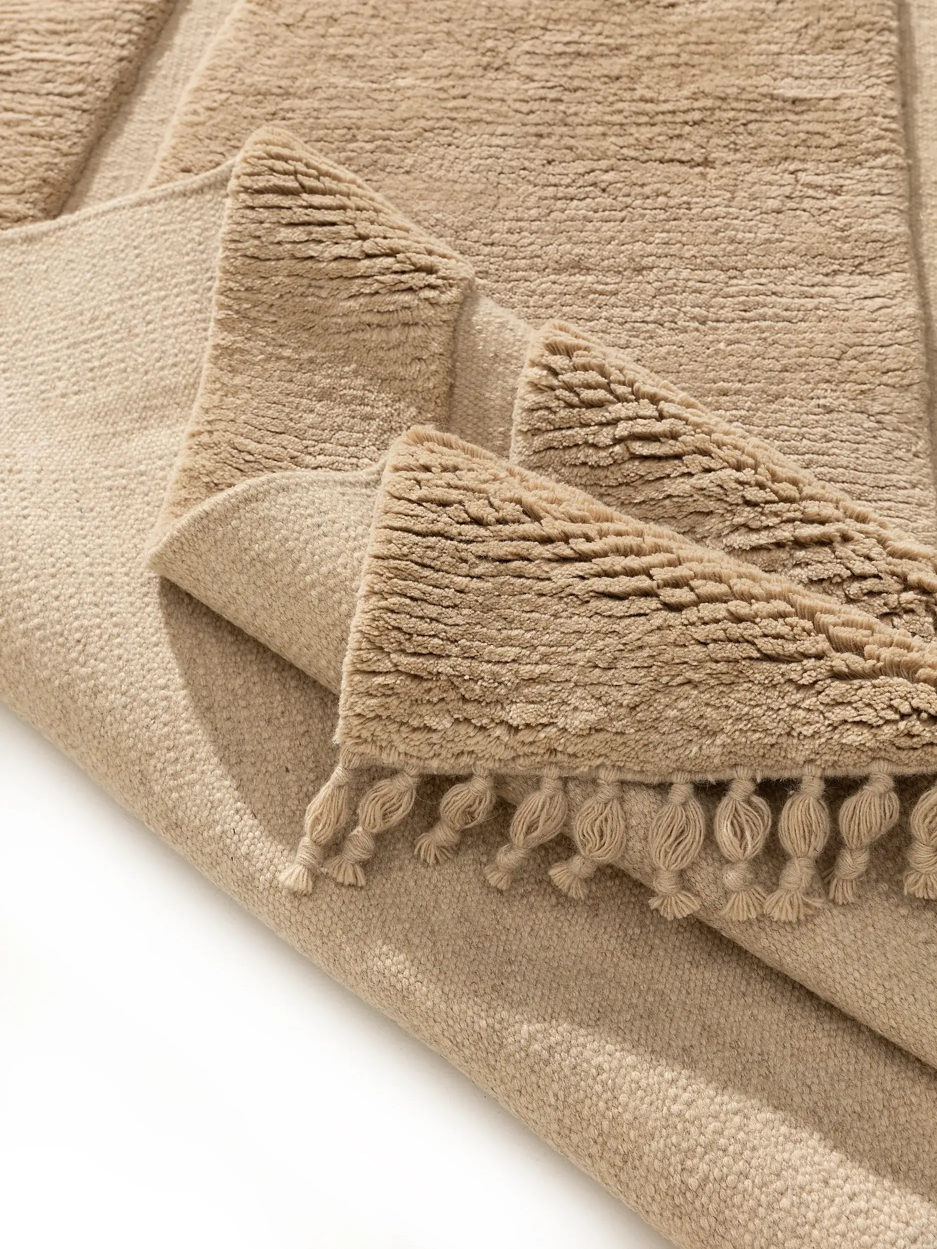 Rug made of 100% Wolle (aus Neuseeland) in Beige with a 100% Wolle (aus Neuseeland) high pile by benuta Finest