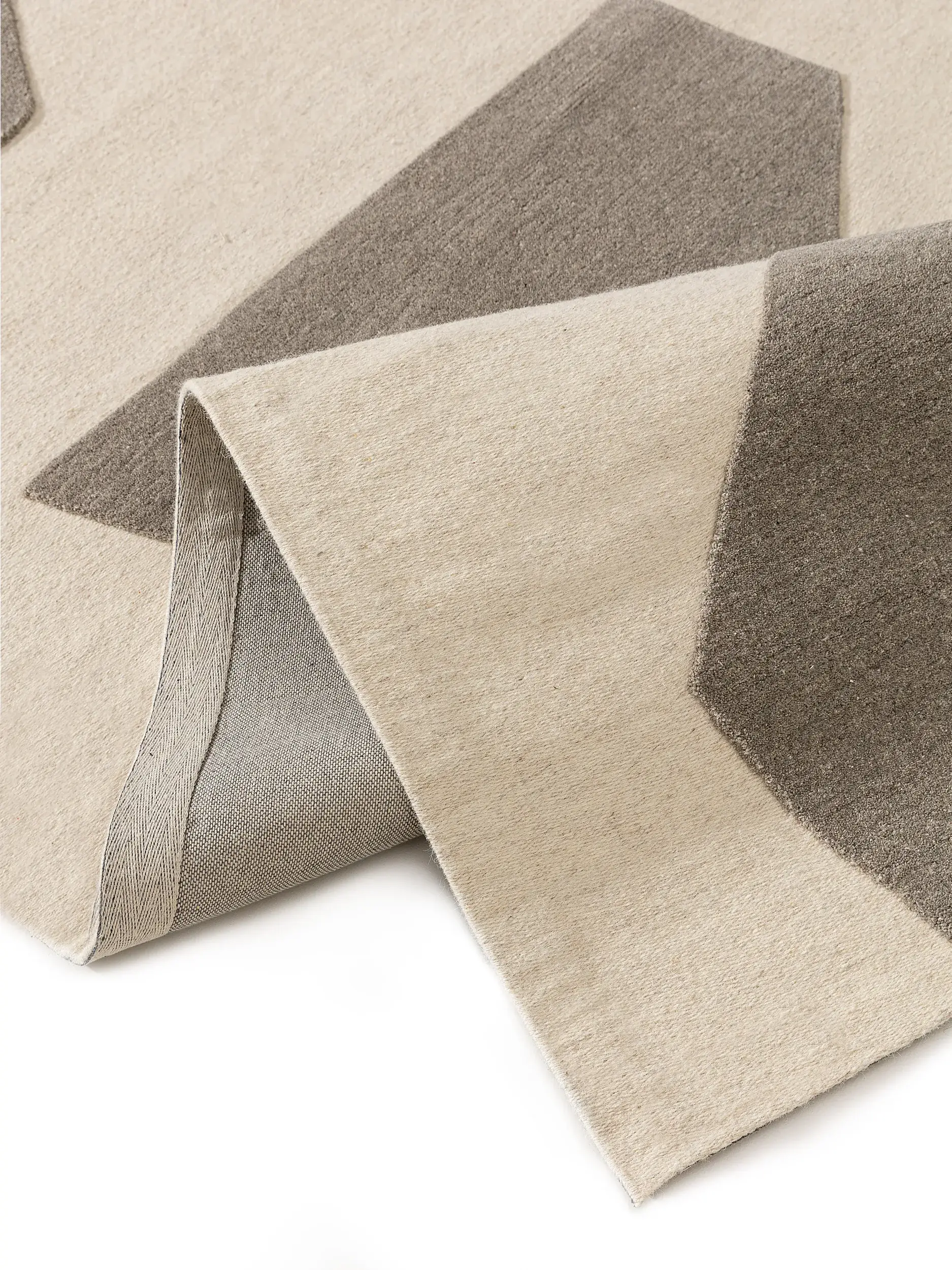 Teppich aus 80% Wolle, 20% Baumwolle in Grau mit 80% Wolle, 20% Baumwolle hohem Flor von benuta Pure