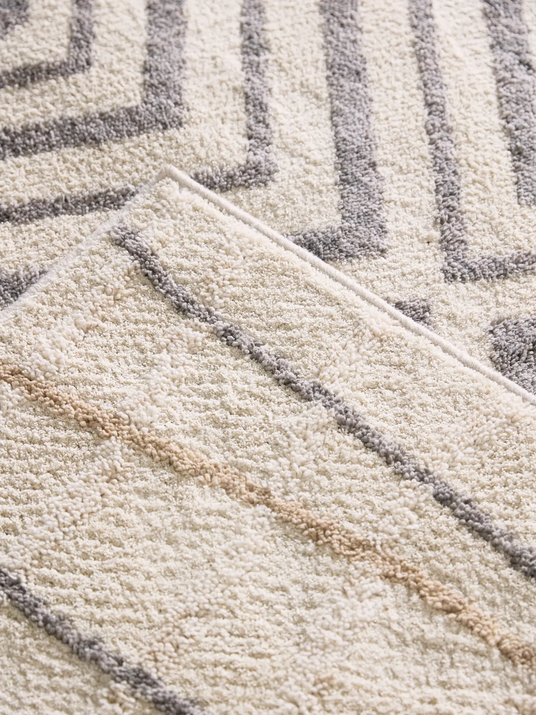 Rug made of 100% Polyester in White with a 100% Polyester high pile by benuta Pop