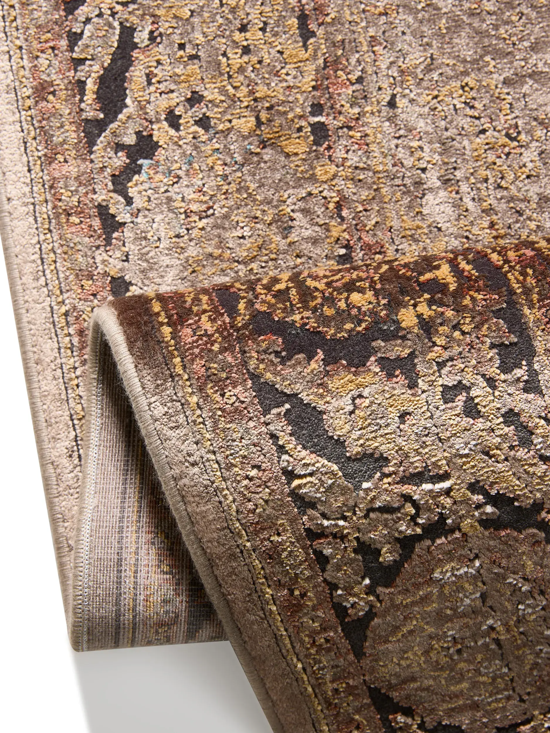 Teppich aus 56% Viskose, 30% Polyester, 14% Polyacryl in Braun mit 56% Viskose, 30% Polyester, 14% Polyacryl hohem Flor von benuta Finest