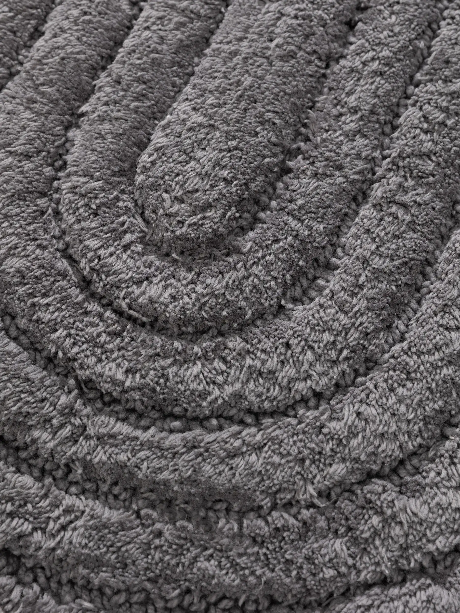 Alfombrilla de baño Nia Gris oscuro con diseño de Geométrico en 100% Algodón de benuta POP