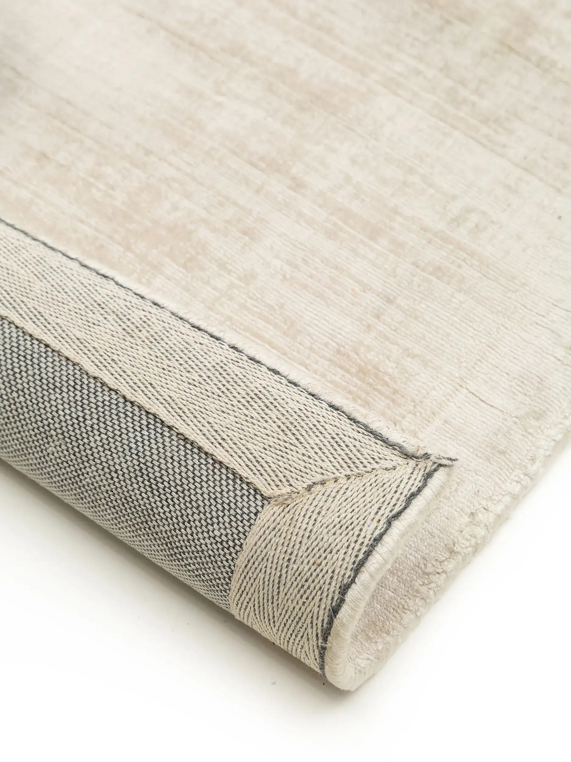 Teppich Nova aus 100% Viskose in Beige von benuta Pure