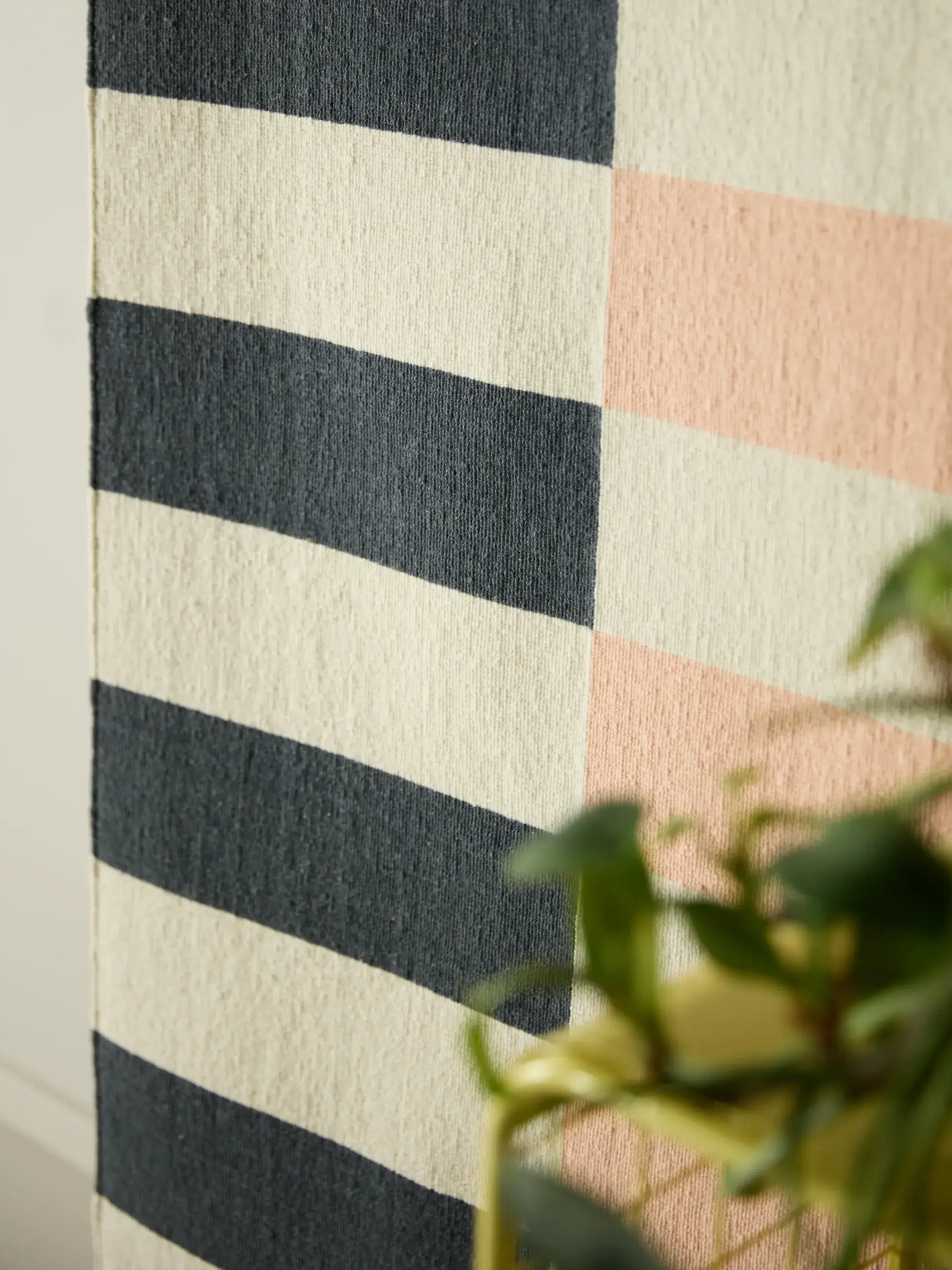 Teppich Janou aus 100% Wolle in Rosa von Lytte