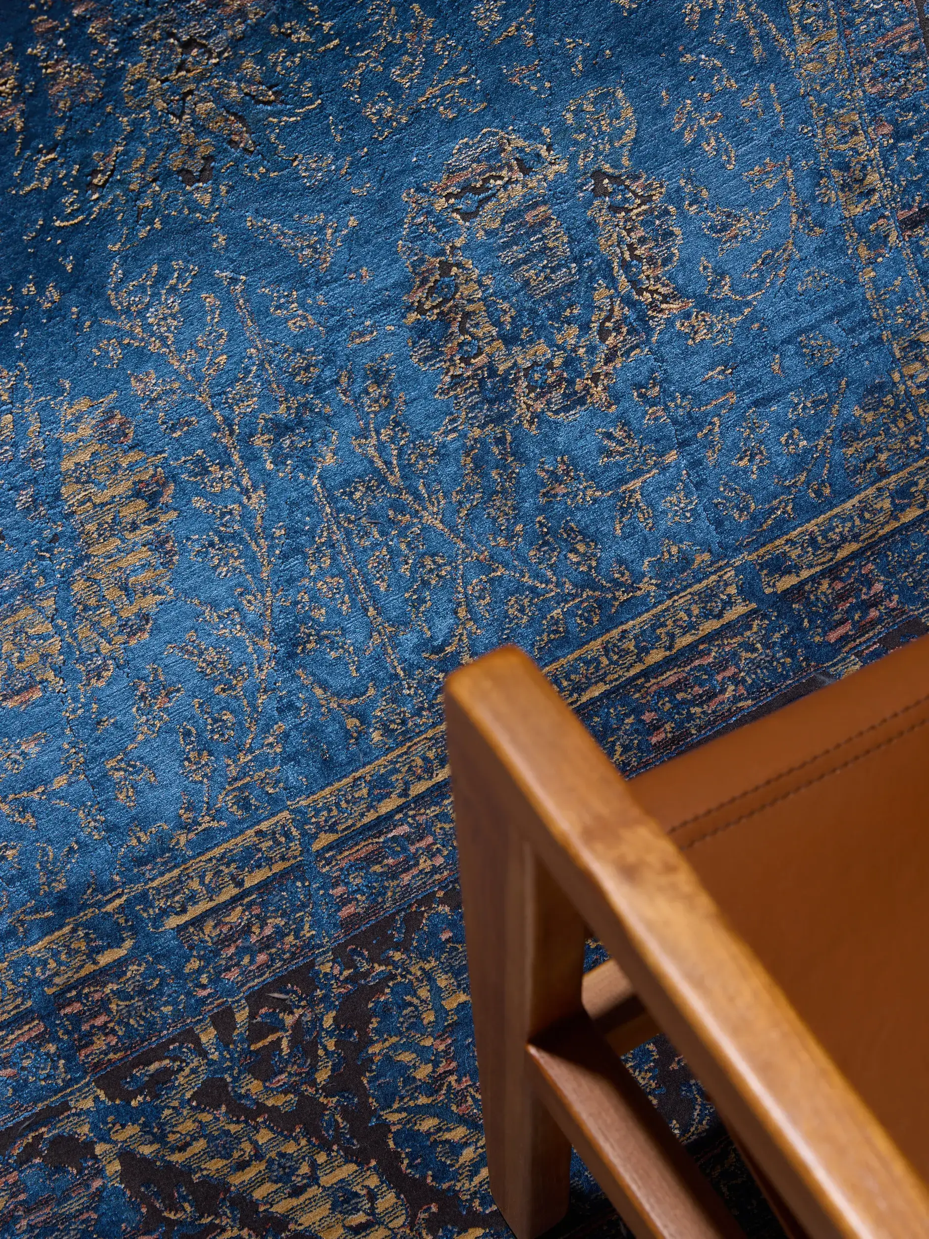 Teppich aus 56% Viskose, 30% Polyester, 14% Polyacryl in Blau mit 56% Viskose, 30% Polyester, 14% Polyacryl hohem Flor von benuta Finest