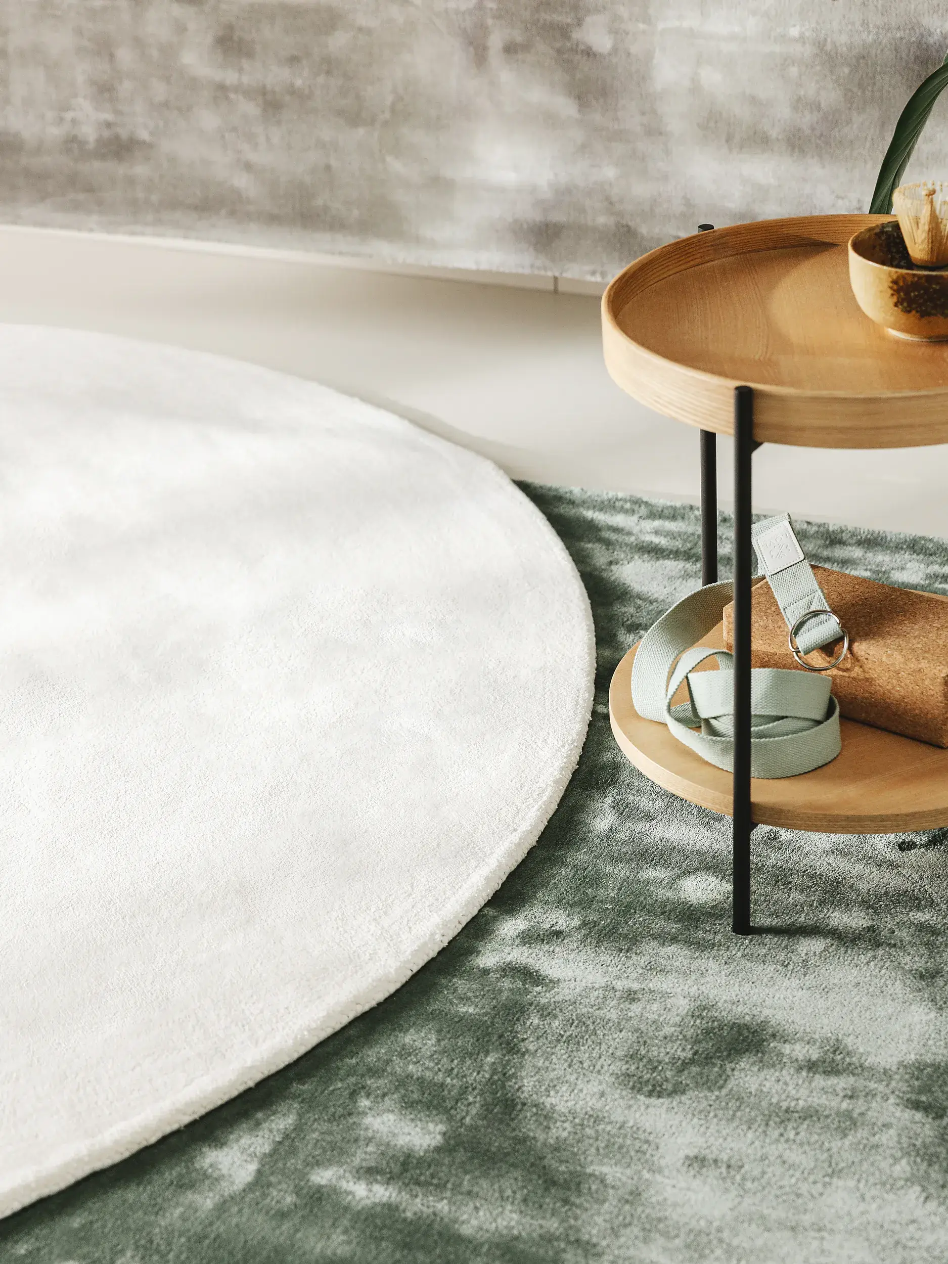 Teppich aus 100% Viskose in Grau mit 100% Viskose hohem Flor von benuta Pure