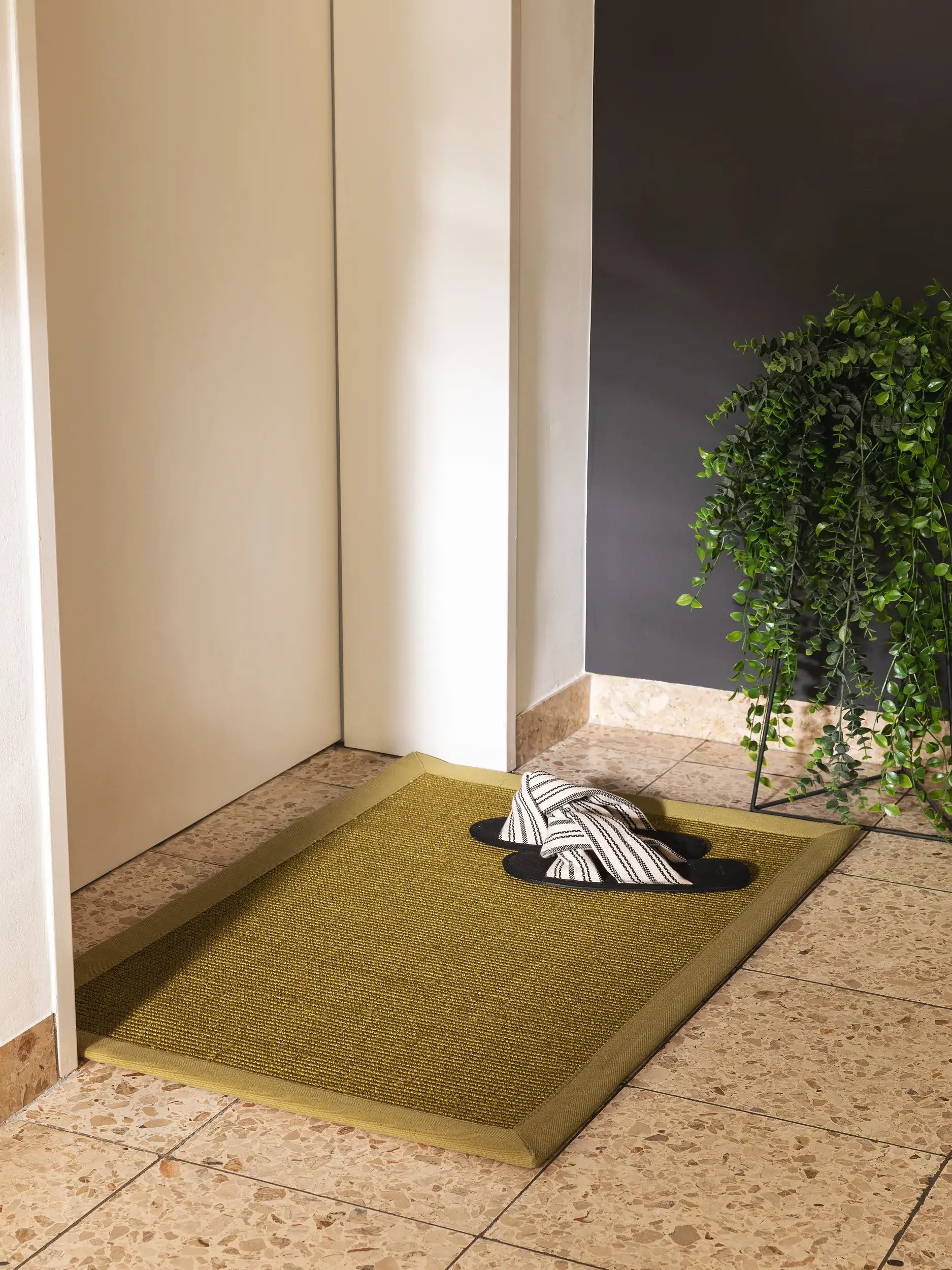 Fußmatte Sana Grün im Design Bordüre aus 100% Sisal von benuta Nest