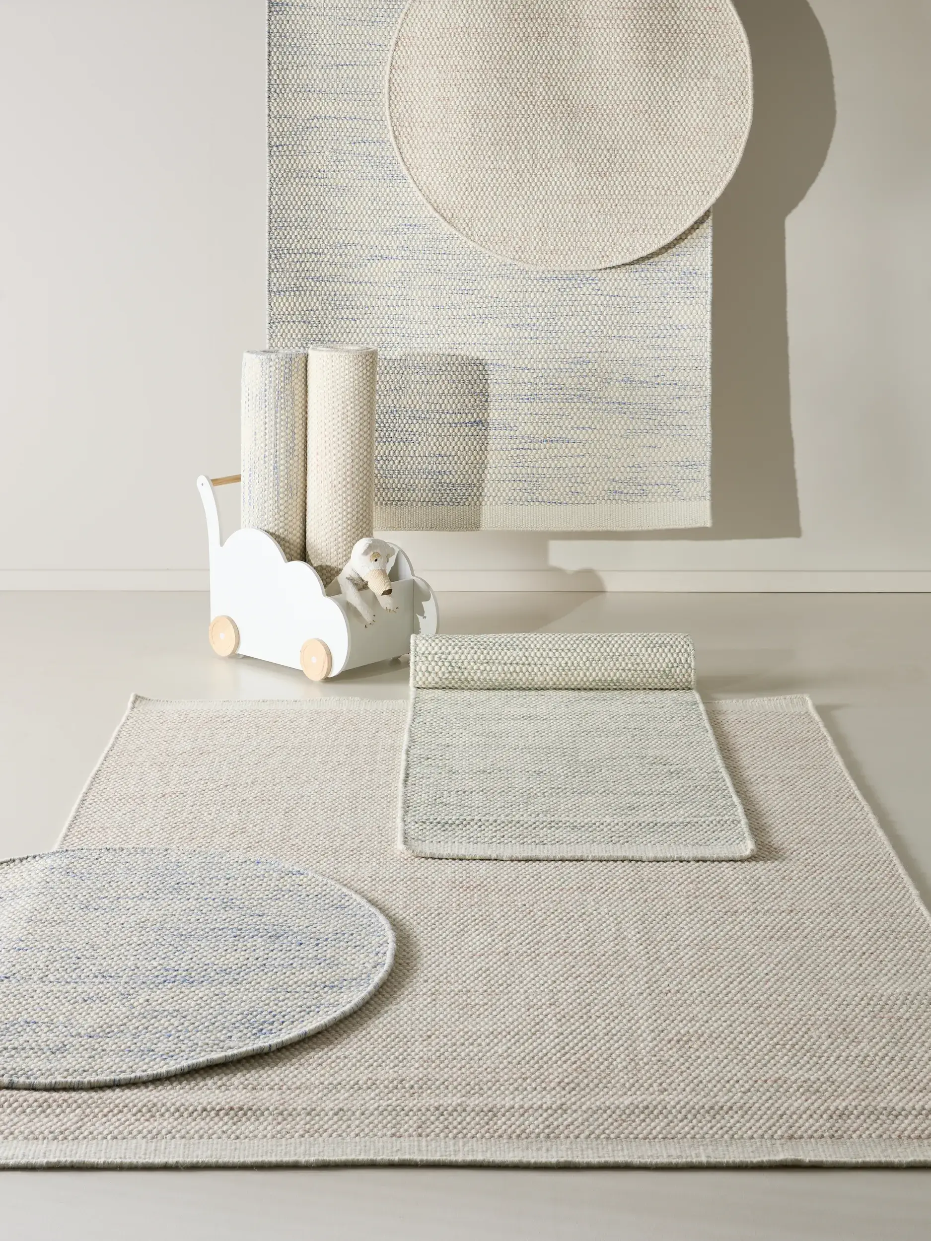Teppich aus 100% Wolle (aus Neuseeland) in Blau mit 100% Wolle (aus Neuseeland) hohem Flor von Lytte