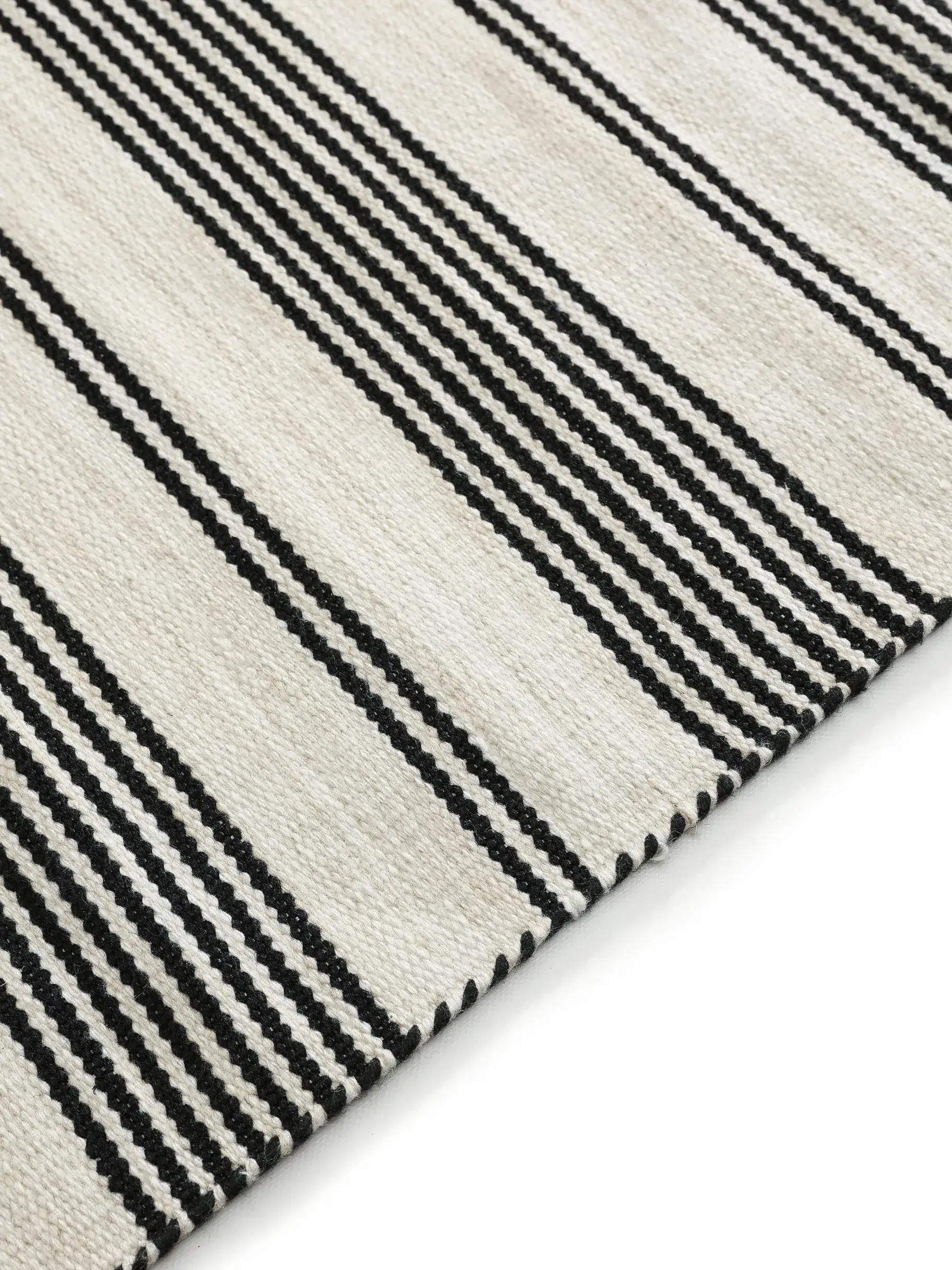 Matto 100% Polyester (recyceltes PET)a värissä Schwarz 100% Polyester (recyceltes PET) korkealla nukalla merkiltä benuta Nest