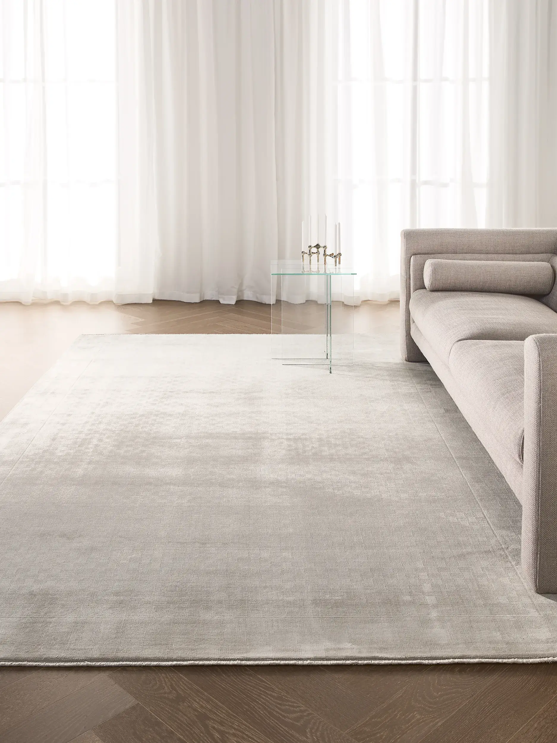 Teppich aus 60% Viskose, 40% Polyacryl (Chenille) in Beige mit 60% Viskose, 40% Polyacryl (Chenille) hohem Flor von benuta Finest