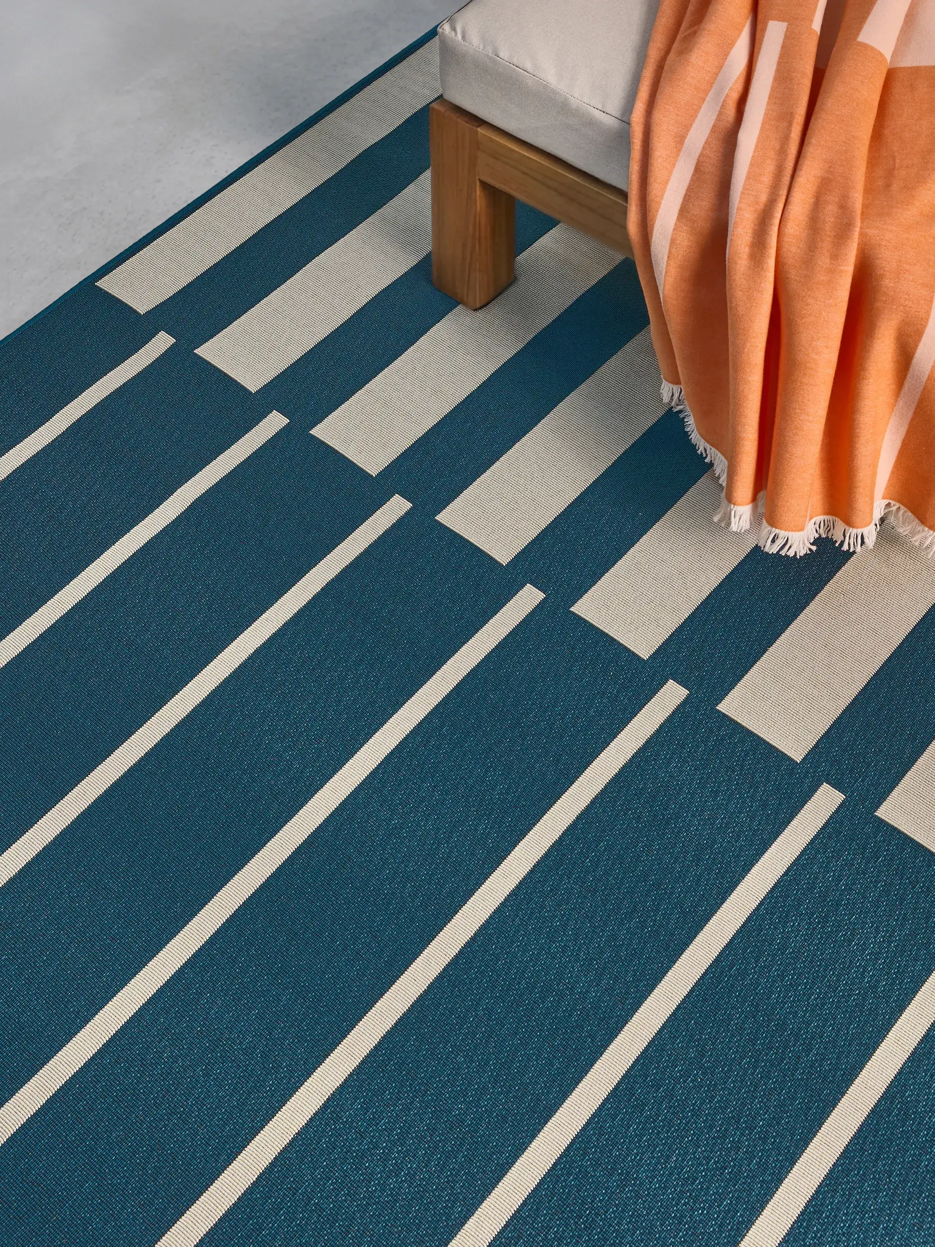 Teppich Reed aus 76% Polypropylen, 23% Polyester, 1% Latex in  von benuta Nest