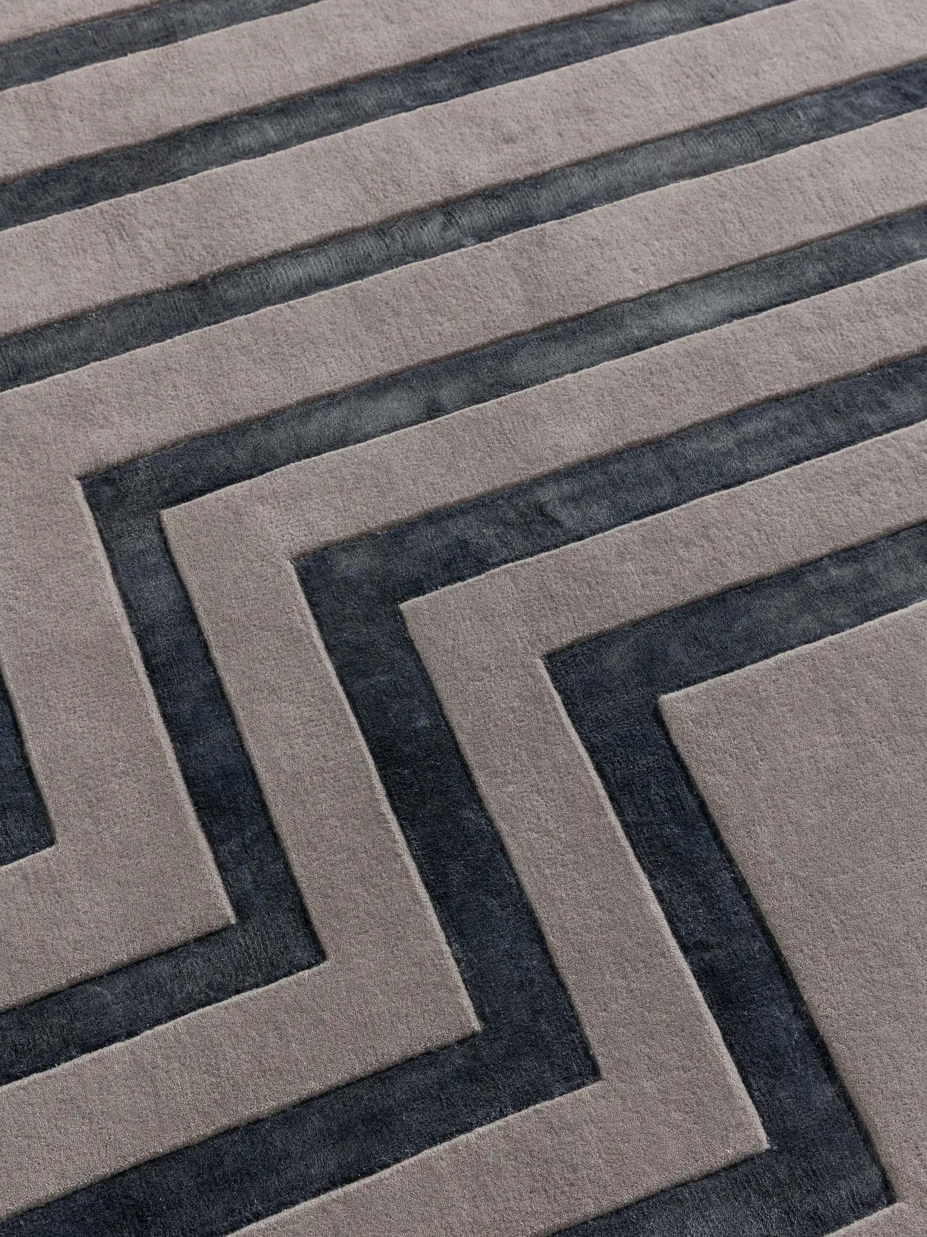 Teppich aus 70% Wolle, 30% Lyocell (Tencel™) in Grau mit 70% Wolle, 30% Lyocell (Tencel™) hohem Flor von benuta Finest