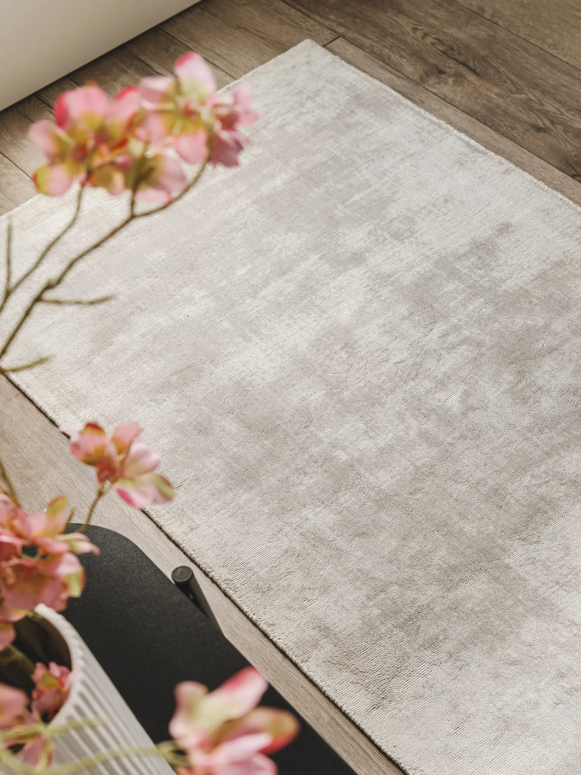 Tappeto di 100% Viscosa in Grigio con pelo alto 100% Viscosa da benuta pure