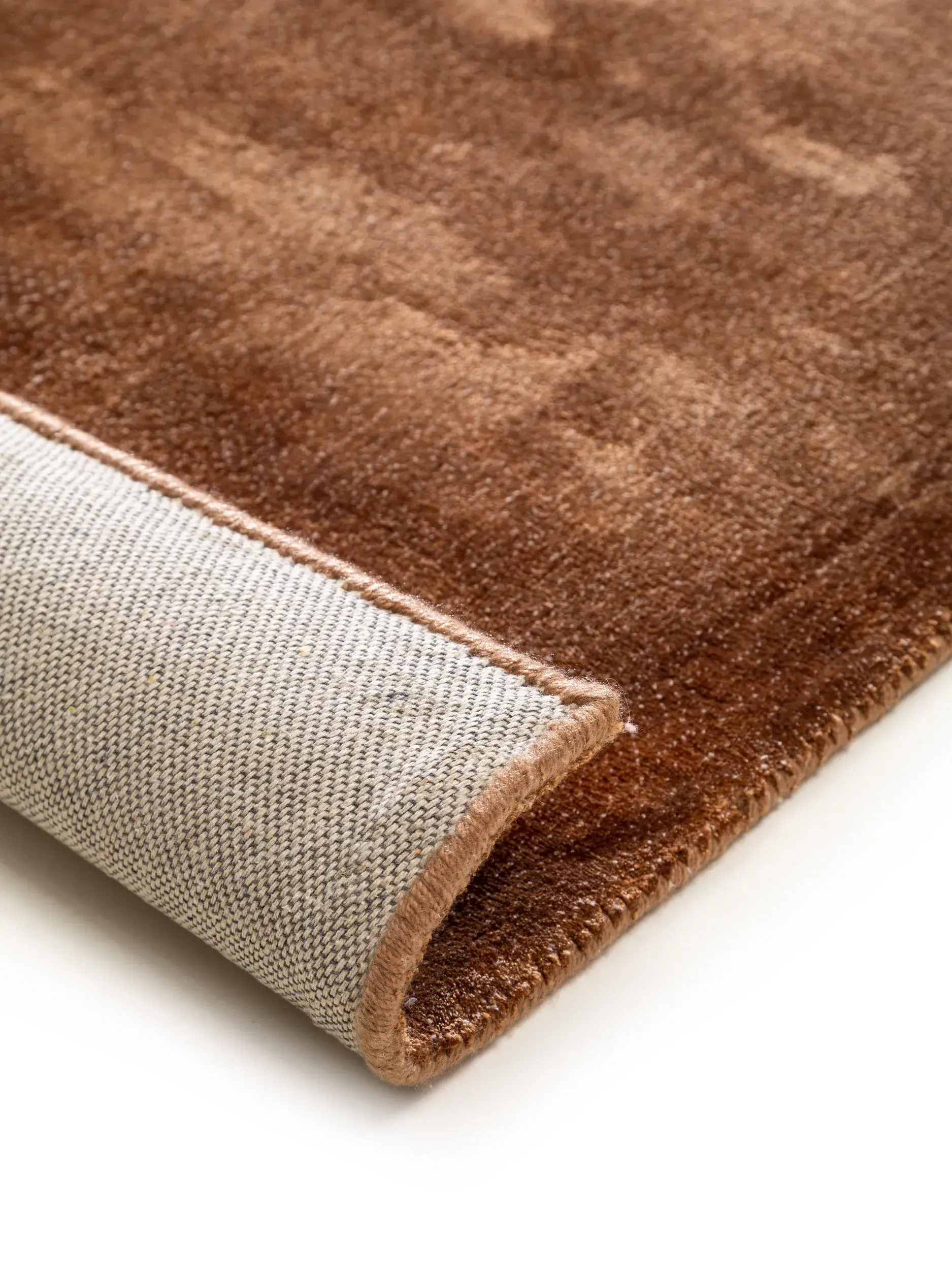 Teppich Milian aus 97% Viskose, 3% Polyester in Braun von benuta Finest