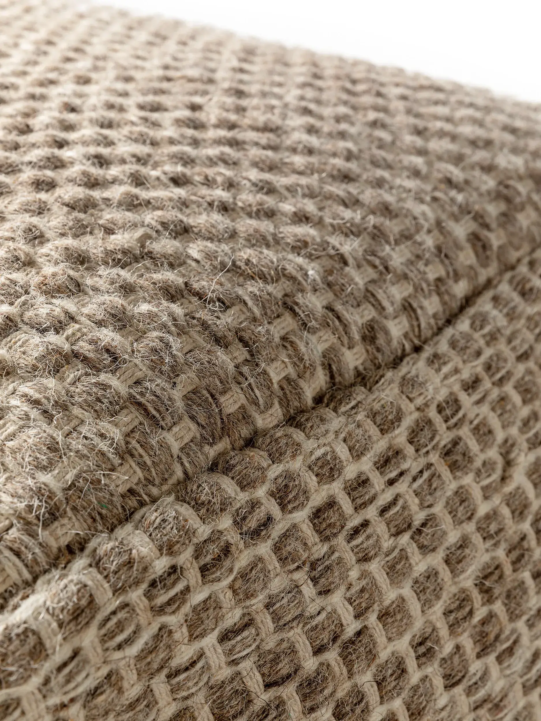 Handgefertigter Woll-Pouf Rocco Taupe im Design Einfarbig aus 80% Wolle, 20% Baumwolle von benuta Pure