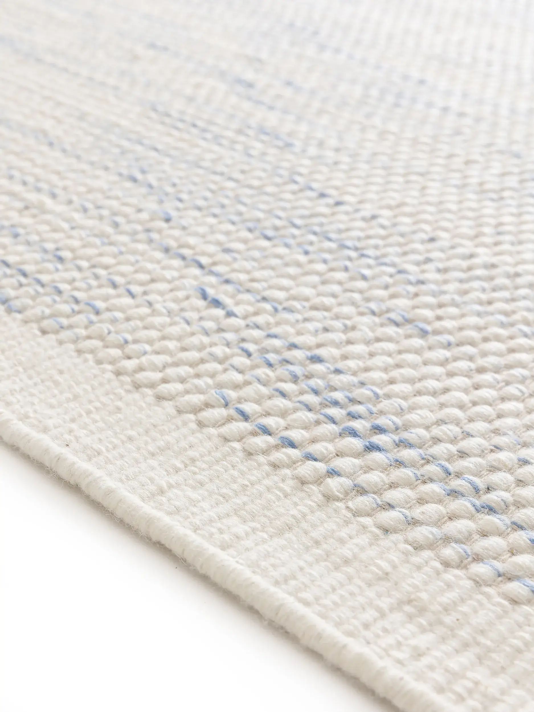 Teppich aus 100% Wolle (aus Neuseeland) in Blau mit 100% Wolle (aus Neuseeland) hohem Flor von Lytte