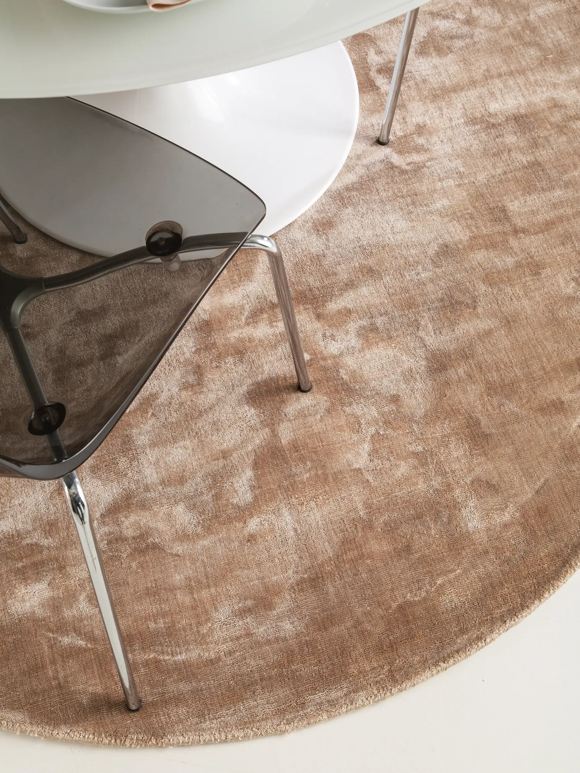 Alfombra Nela de 100% Viscosa en Taupe de benuta pure