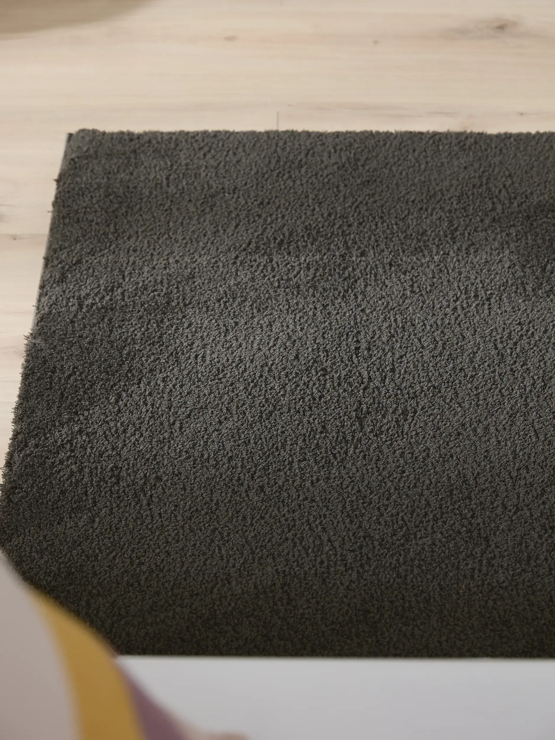 Teppich aus 100% Polyester in Schwarz mit 100% Polyester hohem Flor von benuta Nest