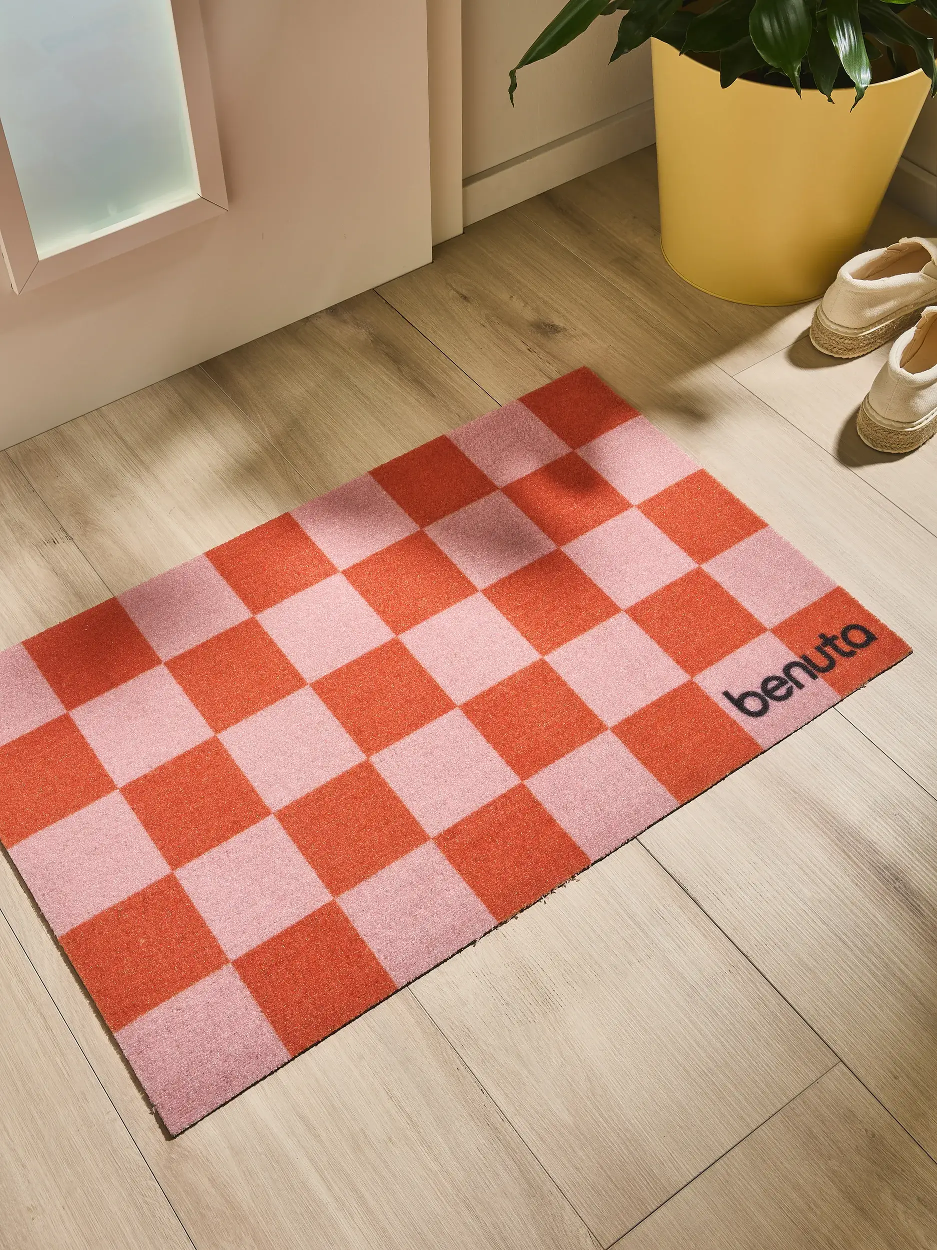 Ovimatto Checker Vaaleanpunainen Geometrinen-suunnittelussa, valmistettu 100% Polyesteri (kierrätetty PET)ista, benutain toimesta
