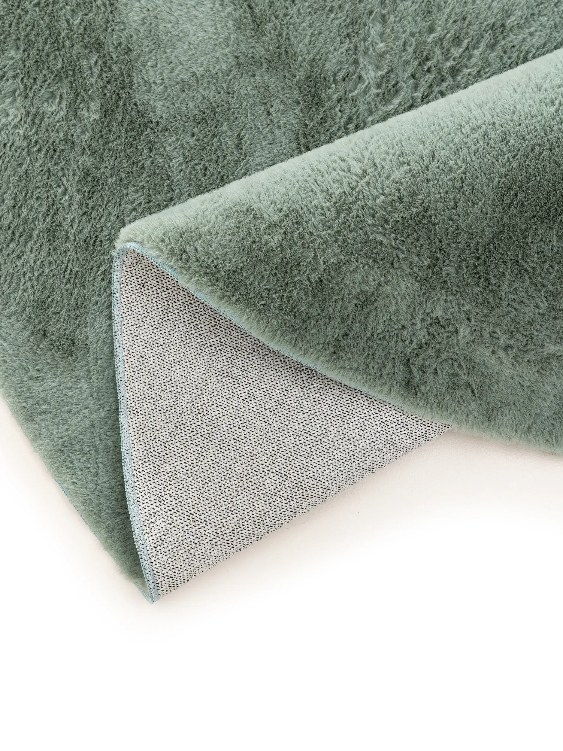 Rug made of 100% Polyester in Green with a 100% Polyester high pile by benuta Basic