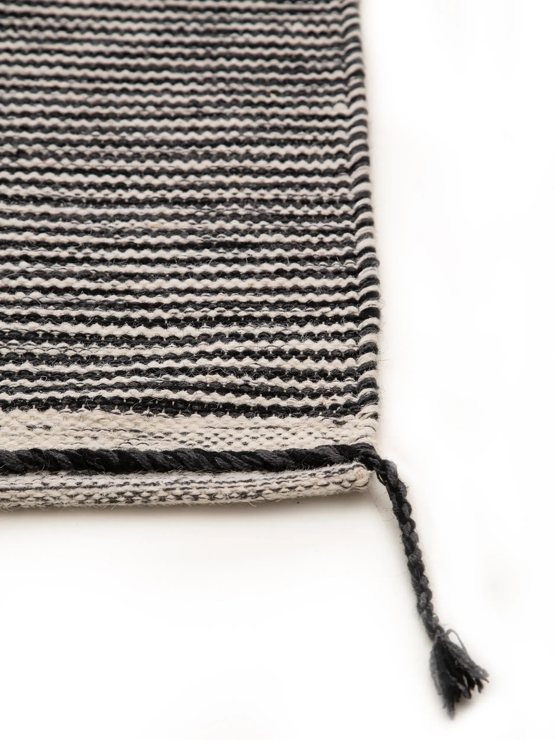 Teppich Nahla aus 50% Wolle, 50% Baumwolle in Schwarz/Weiß von benuta Pure