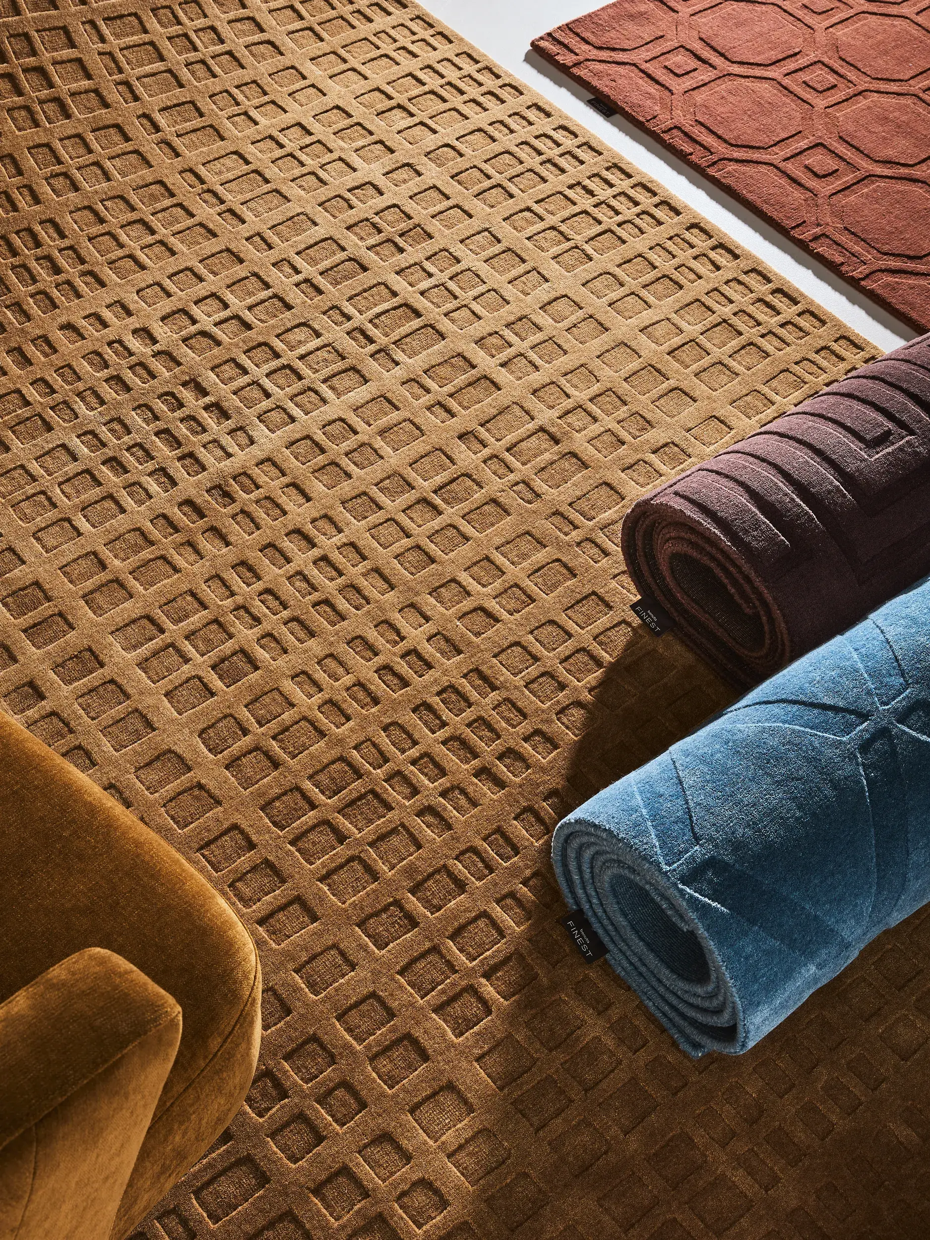 Teppich aus 50% Wolle, 50% Viskose in Braun mit 50% Wolle, 50% Viskose hohem Flor von benuta Finest