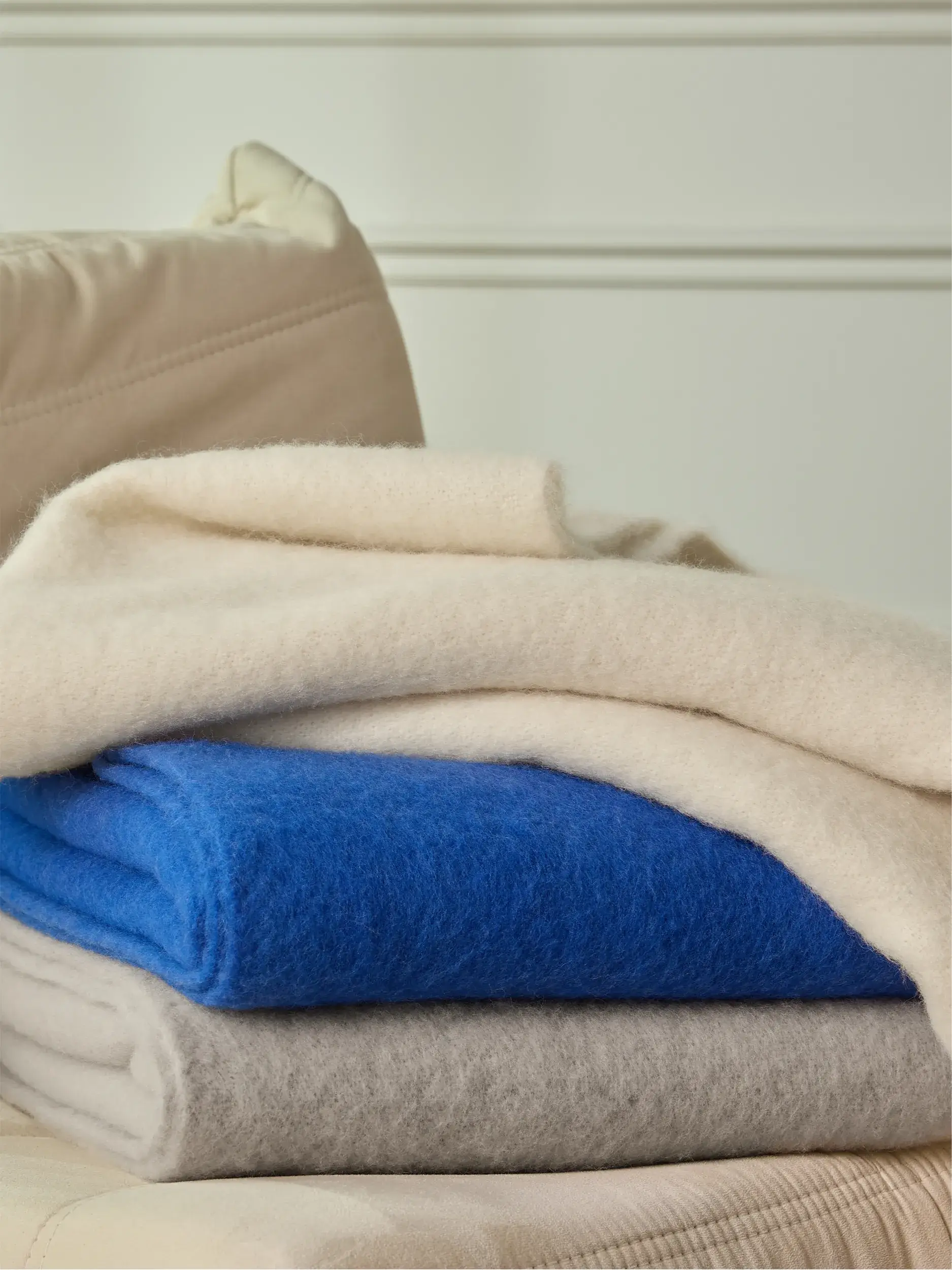 Otis Cremehvid fra benuta Finest