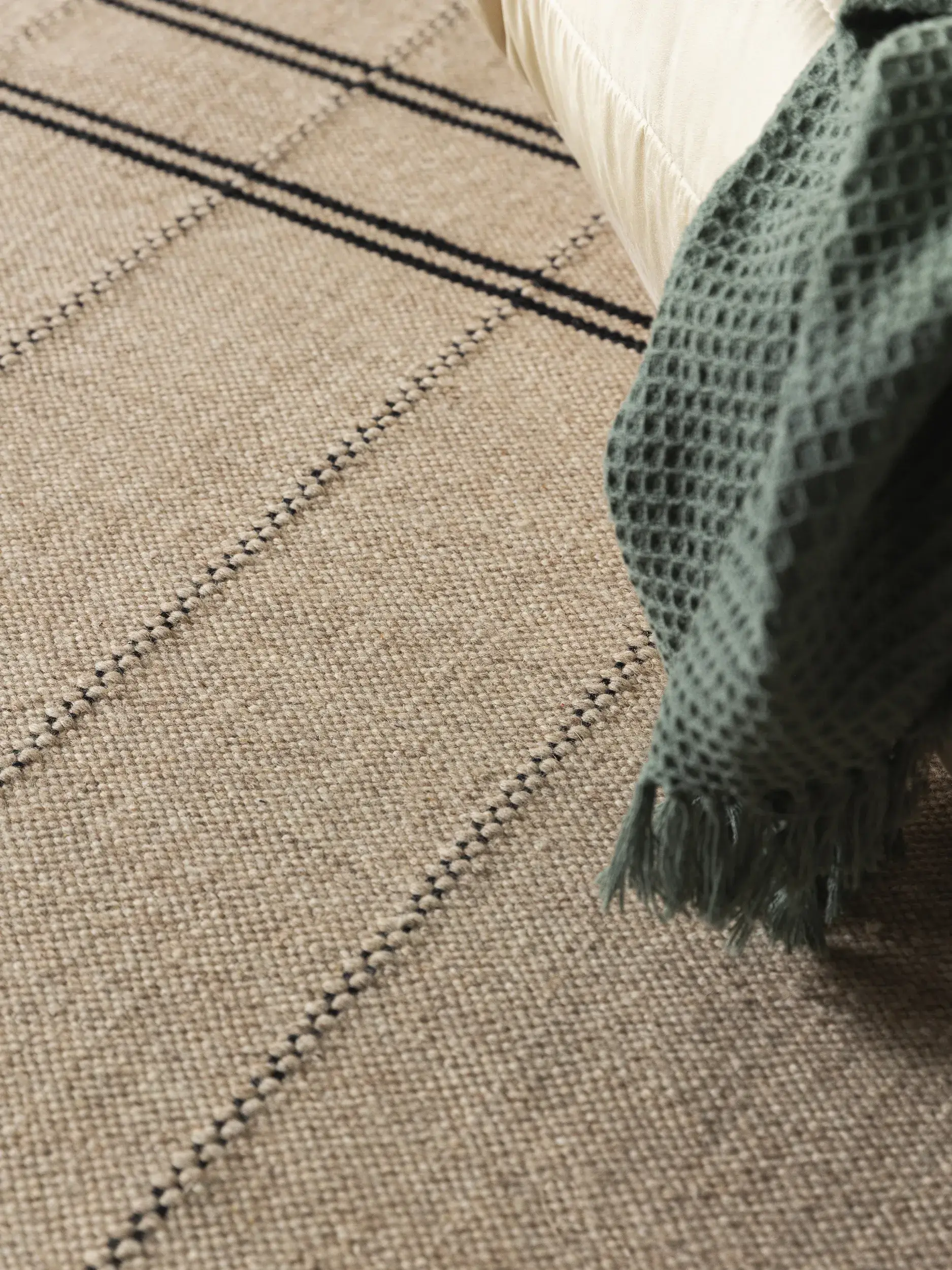 Teppich aus 70% Wolle, 30% Baumwolle in Schwarz mit 70% Wolle, 30% Baumwolle hohem Flor von benuta Pure