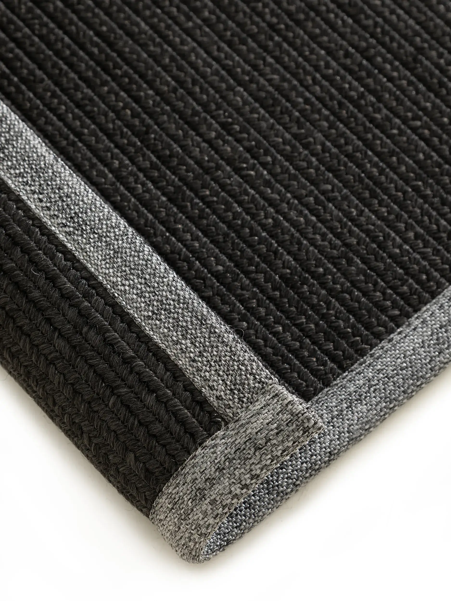 Matto 80% Polypropylen, 20% Polyestera värissä Schwarz 80% Polypropylen, 20% Polyester korkealla nukalla merkiltä benuta Nest