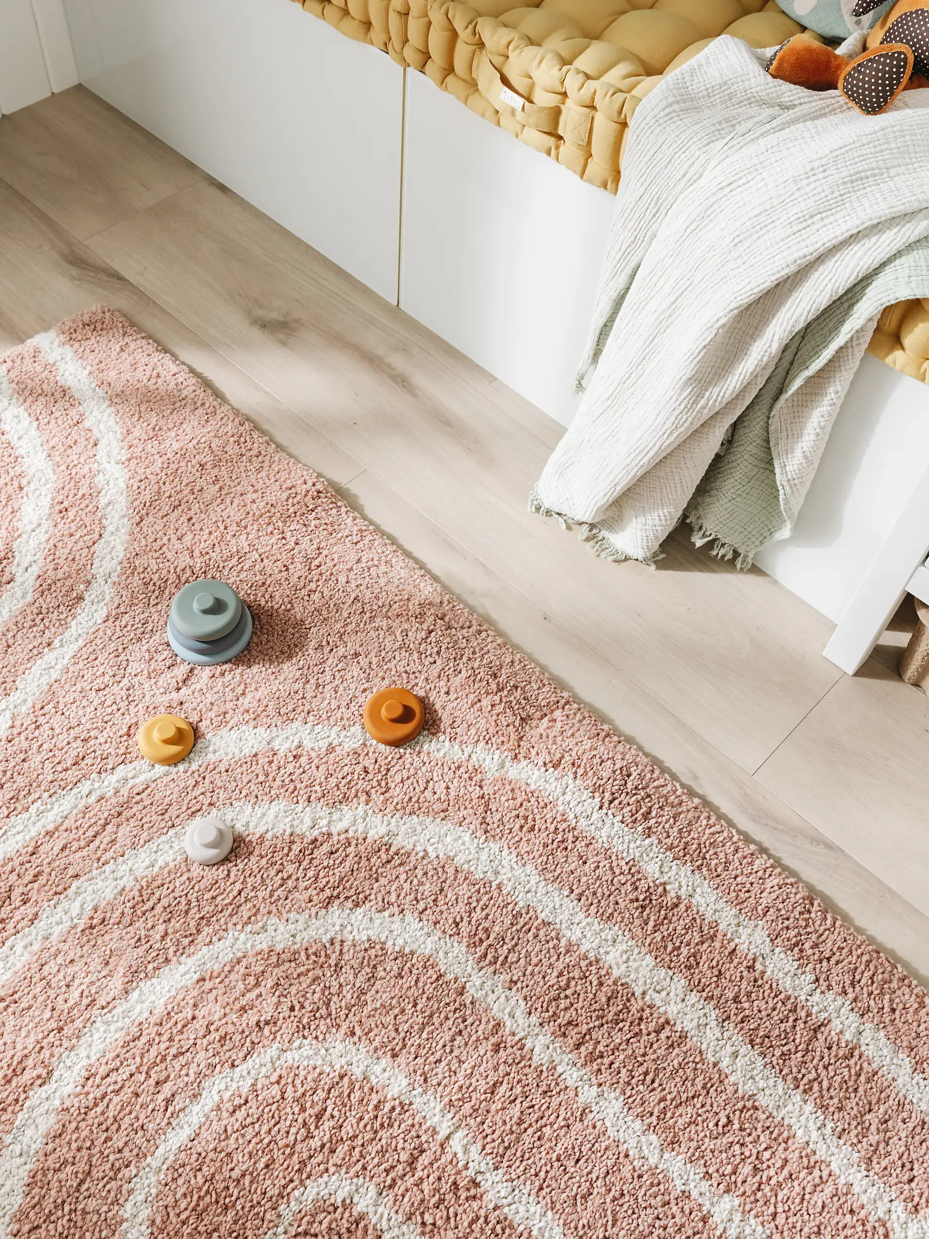 Teppe av 100% Polypropylen i Rosa med 100% Polypropylen høy lugg fra Lytte