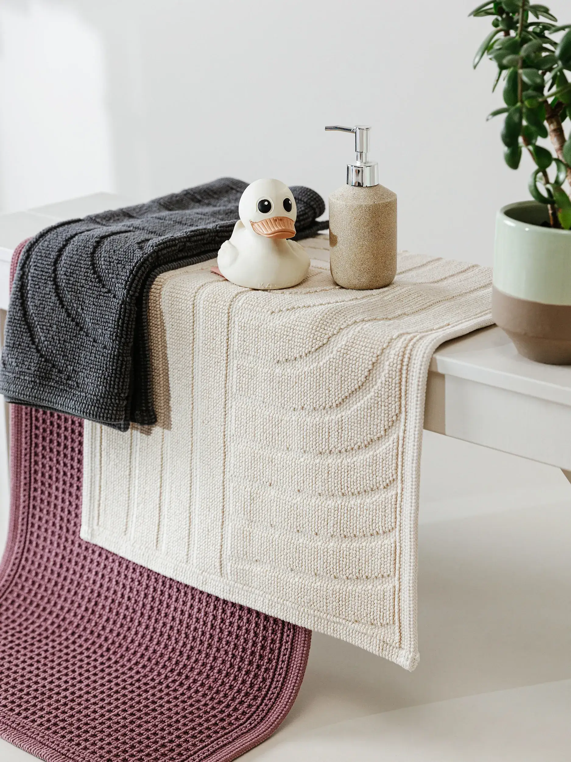 Badematte Jojo Cream Einfarbig-suunnittelussa, valmistettu 100% Baumwolleista, benuta Nestin toimesta