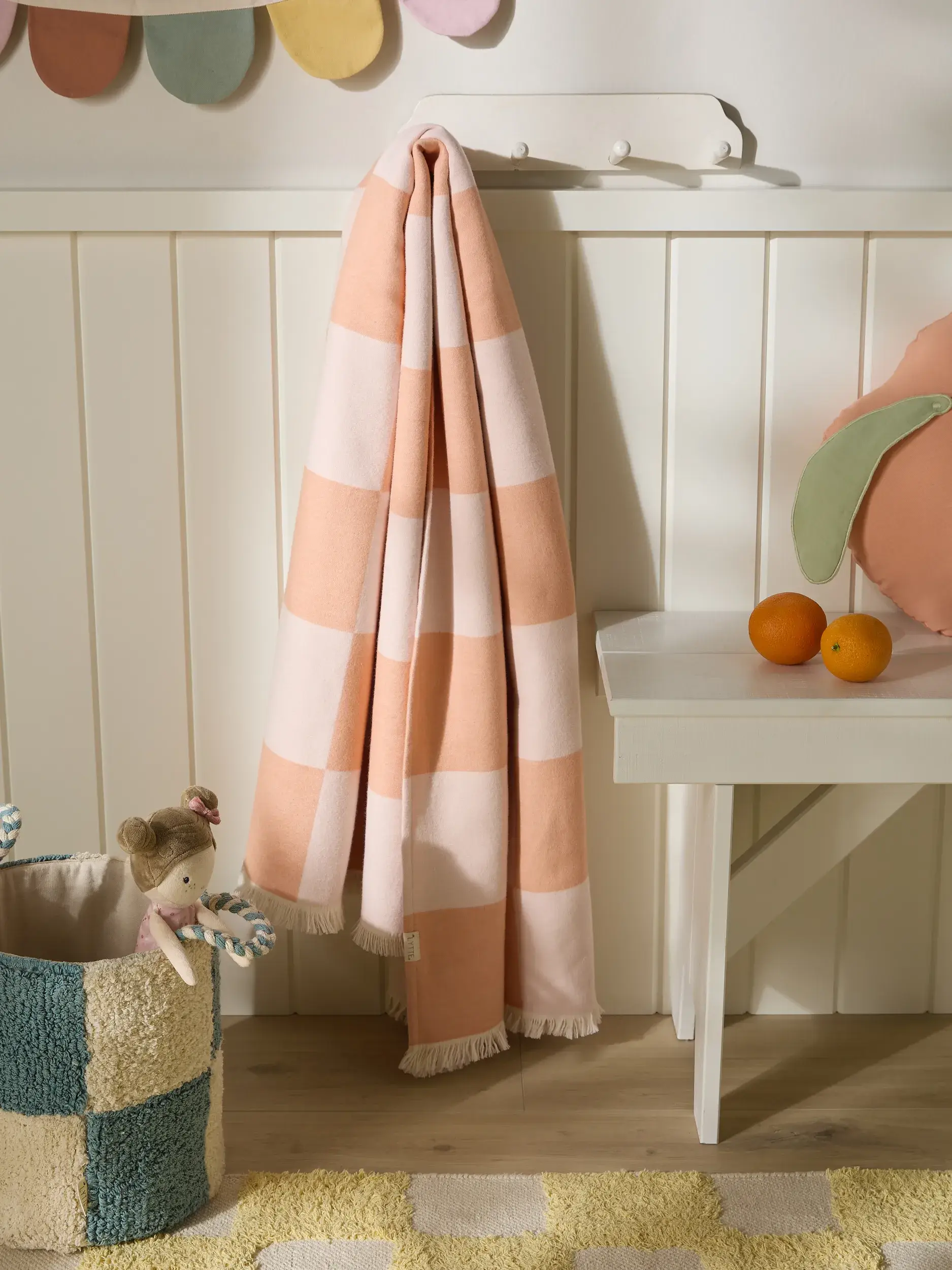 Baumwolldecke Caro Rosa im Design Geometrisch aus  von Lytte