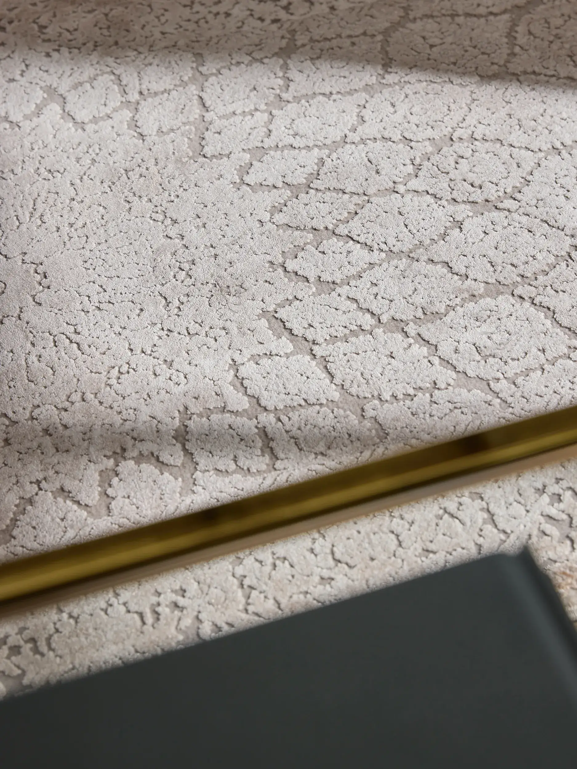 Teppich aus 89% Viskose, 11% Polyacryl in Beige mit 89% Viskose, 11% Polyacryl hohem Flor von benuta Finest