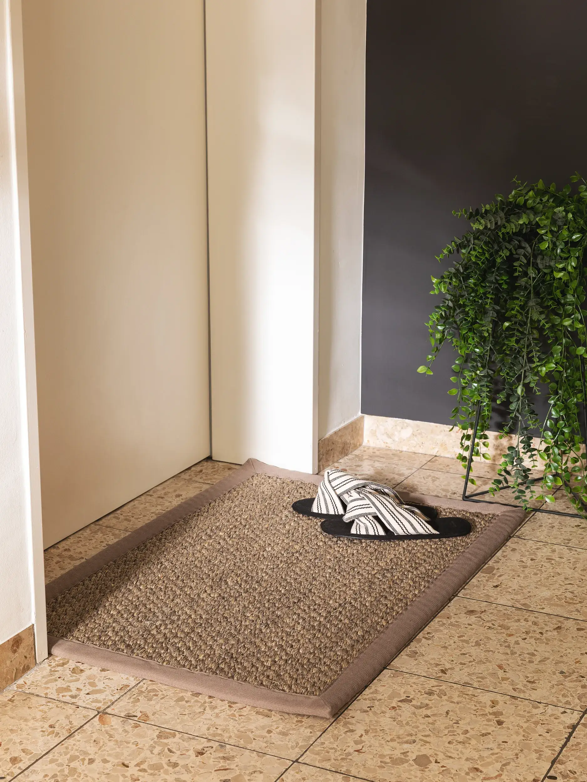 Fußmatte Greta Grau im Design Bordüre aus 100% Sisal von benuta Pure