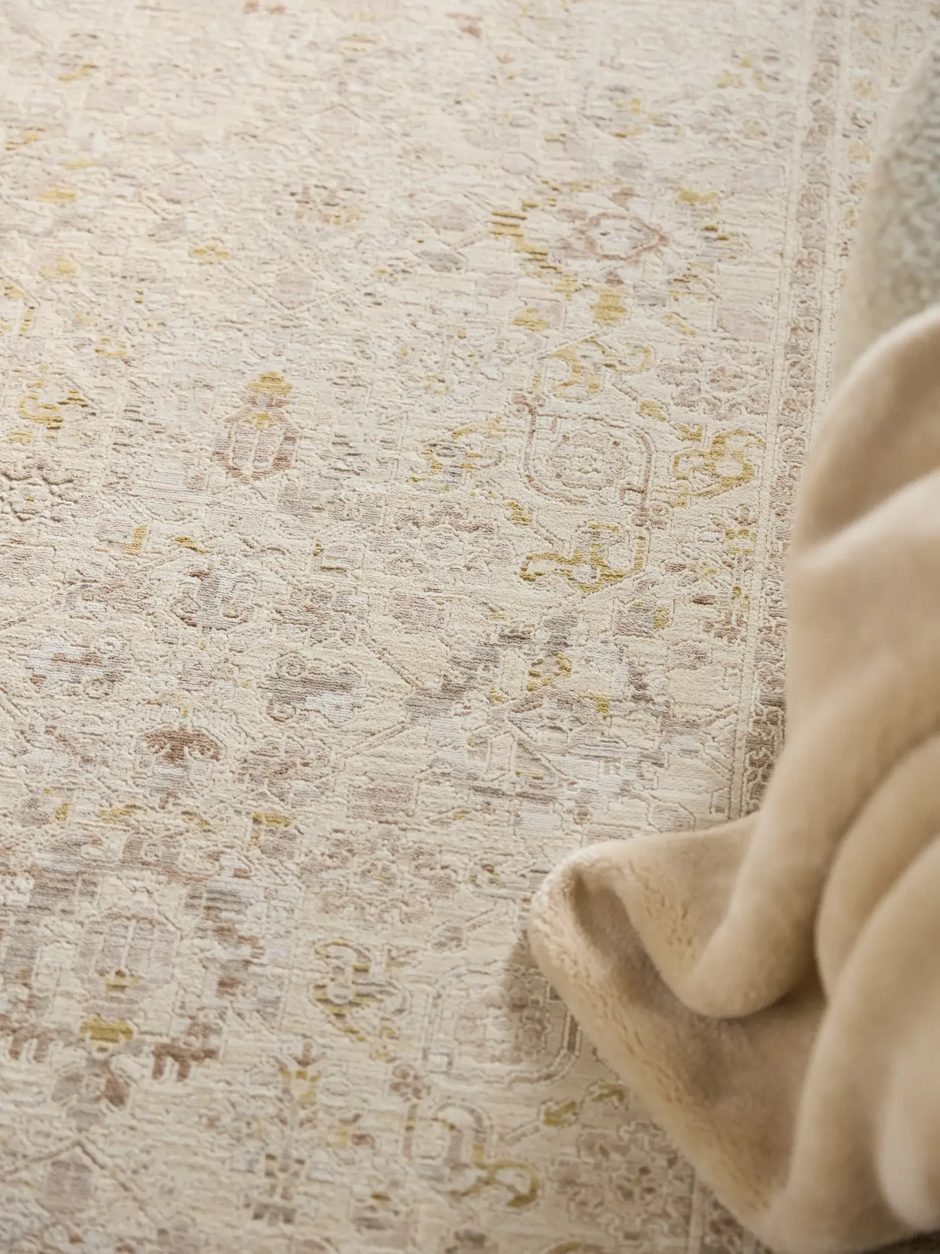 Teppe Aria av 90% Polyester, 10% Viskose i Beige fra benuta Finest