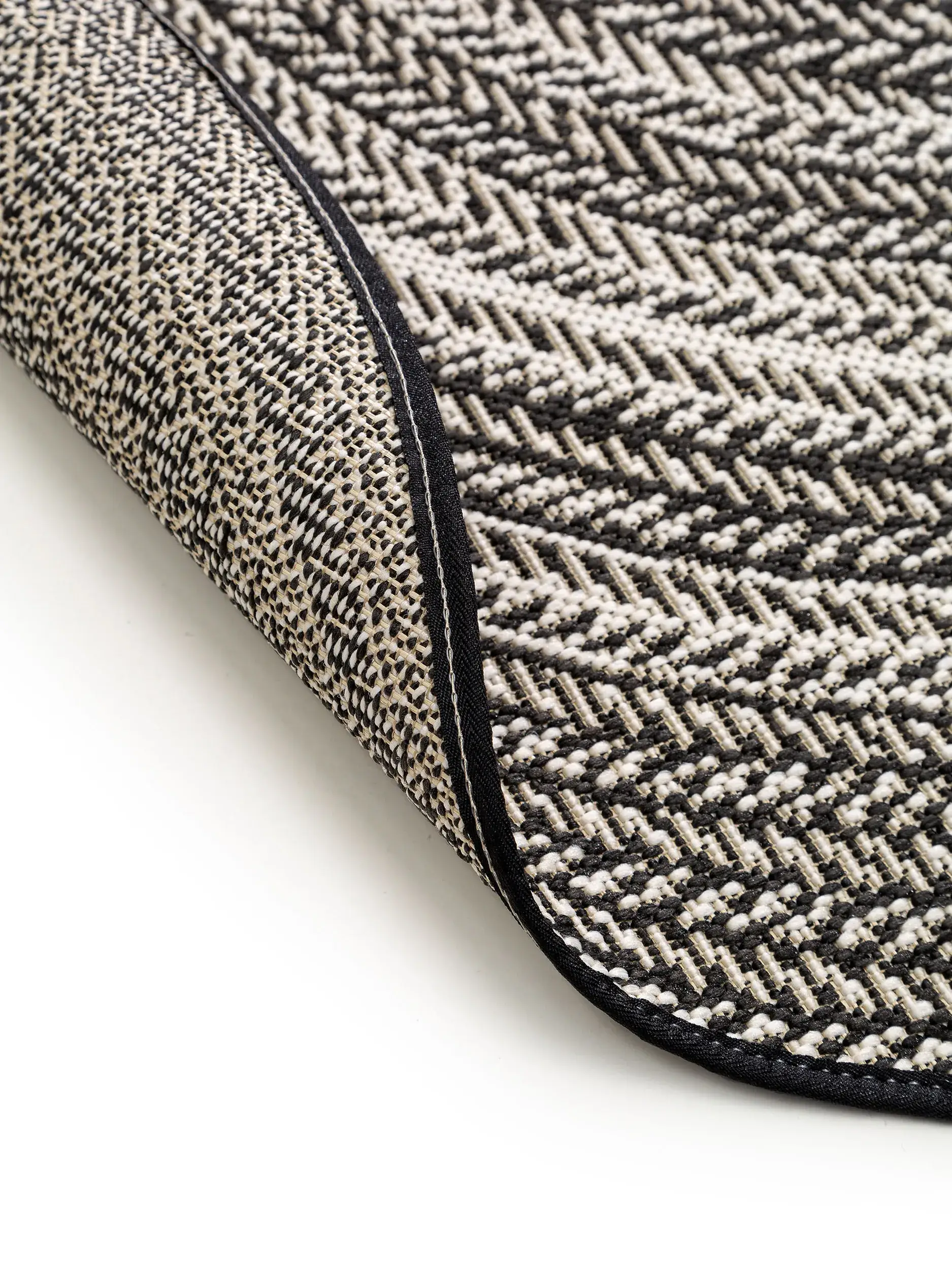 Teppich aus 100% Polypropylen in Schwarz/Weiß mit 100% Polypropylen hohem Flor von benuta Nest