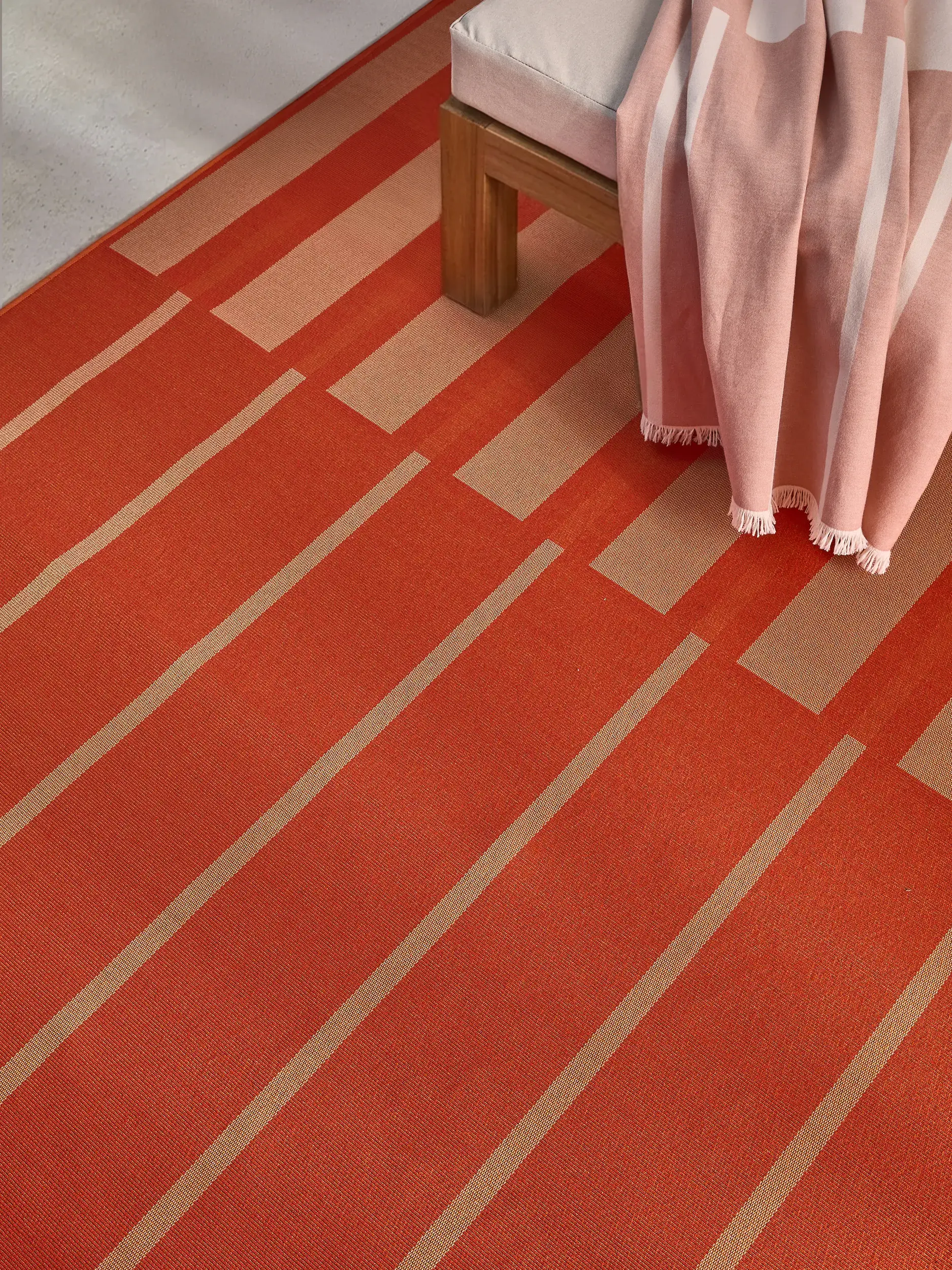 Teppich Reed aus 76% Polypropylen, 23% Polyester, 1% Latex in  von benuta Nest